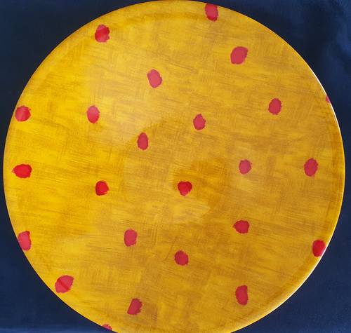 Plat jaune et rouge de présentation pour les fruits