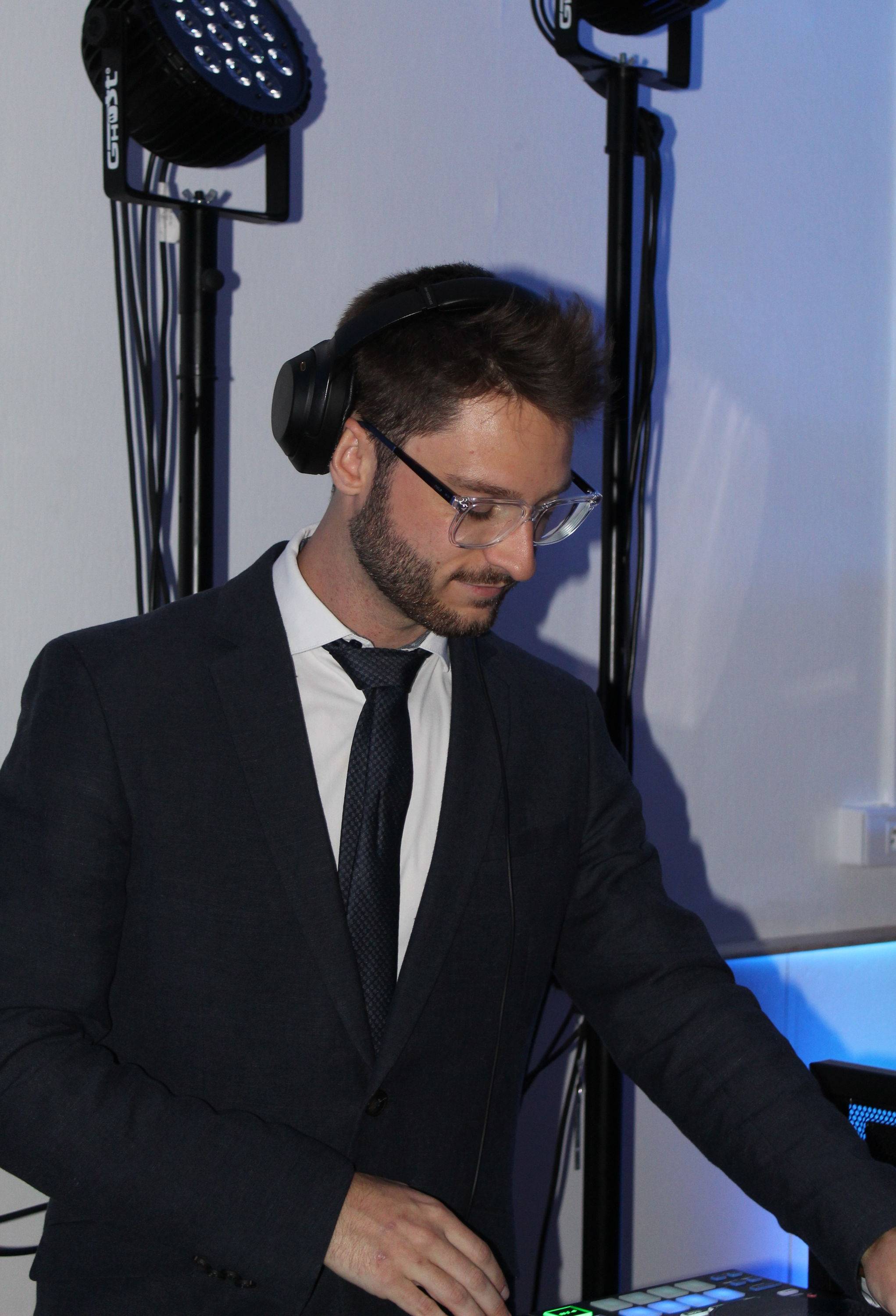 Propose services de DJ - Mariage, Rallye et Anniversaire - Animation sonore et visuelle