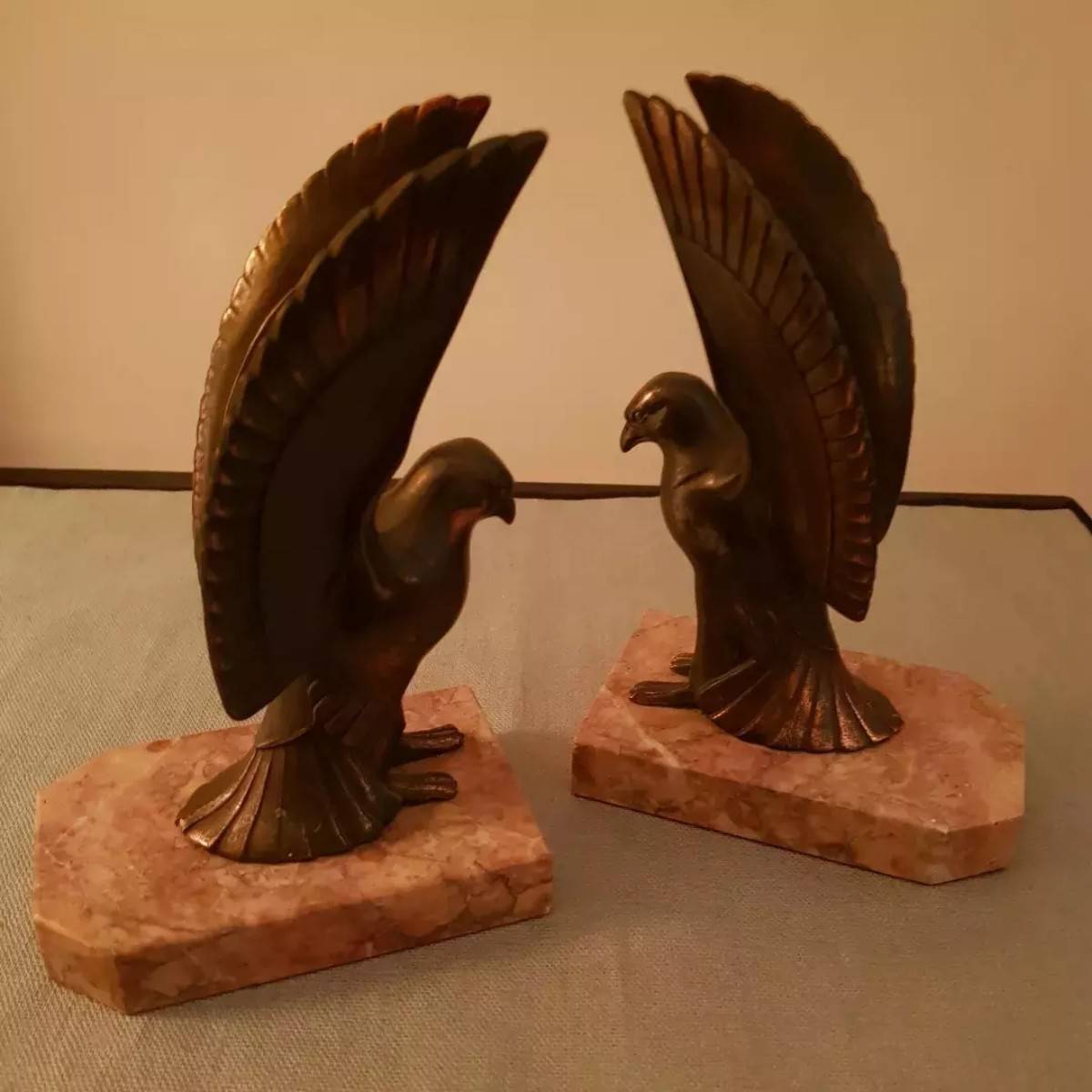Jolie paire de serre-livres Art Déco en régule patine bronze en très bon état