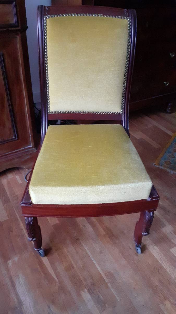 Jolie chaise ancienne avec roulettes