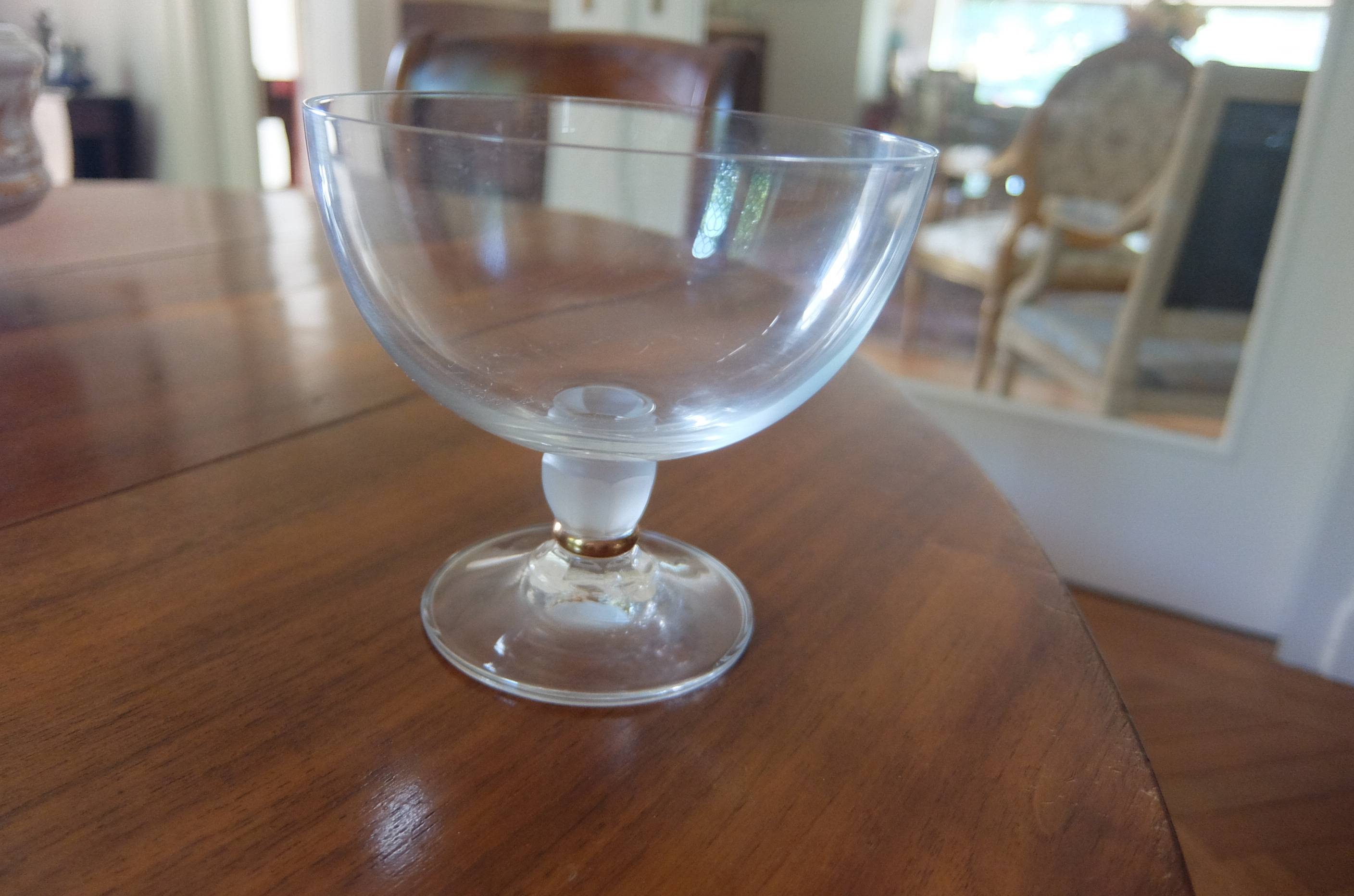 Jolie coupelle en verre transparent et opalescent