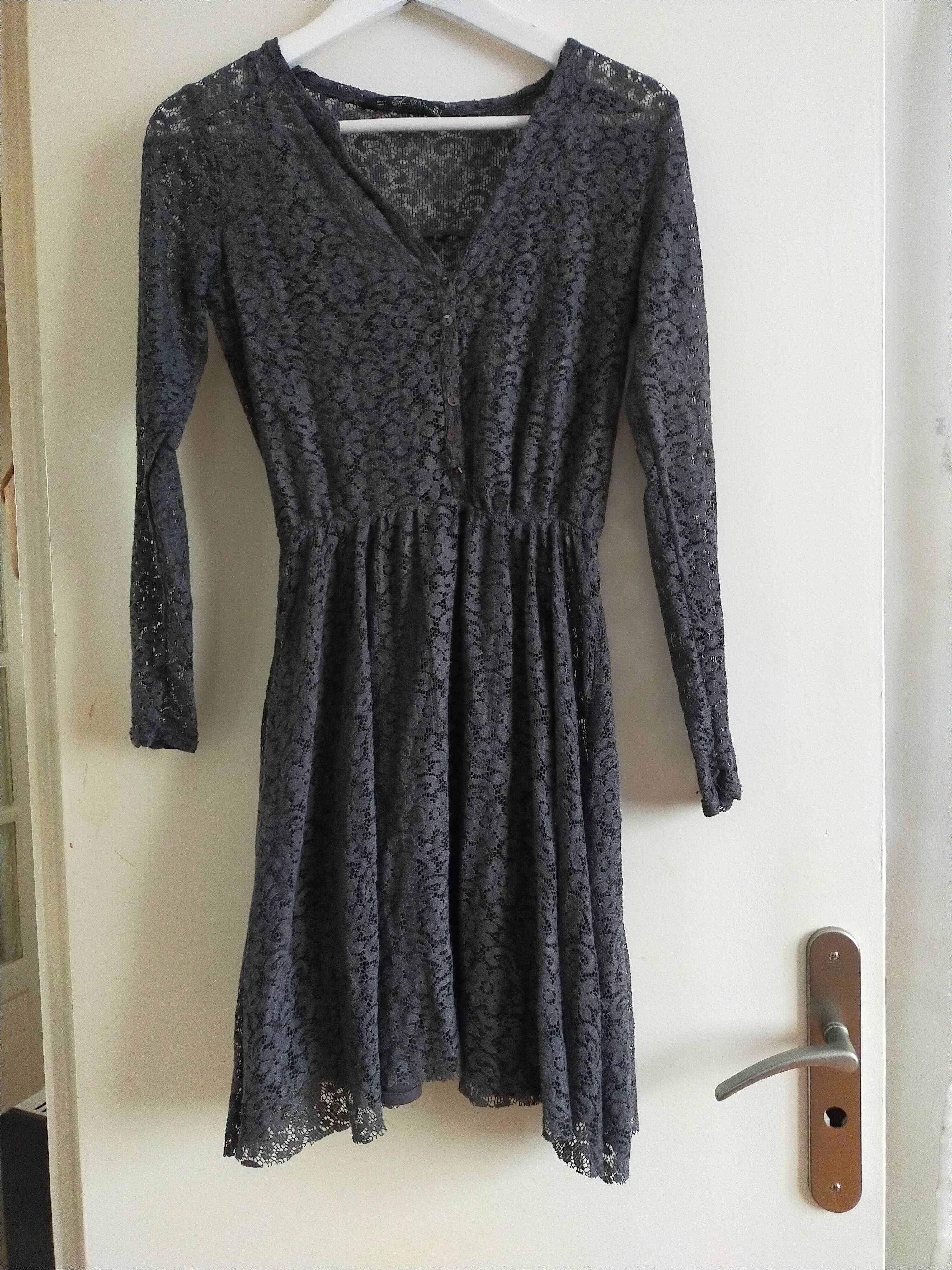 Vends jolie robe Zara en dentelle grise avec sous-robe - Taille S
