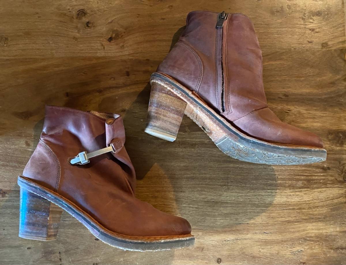 Jolie paire de boots à talons femme tout cuir, impeccables - Pointure 39