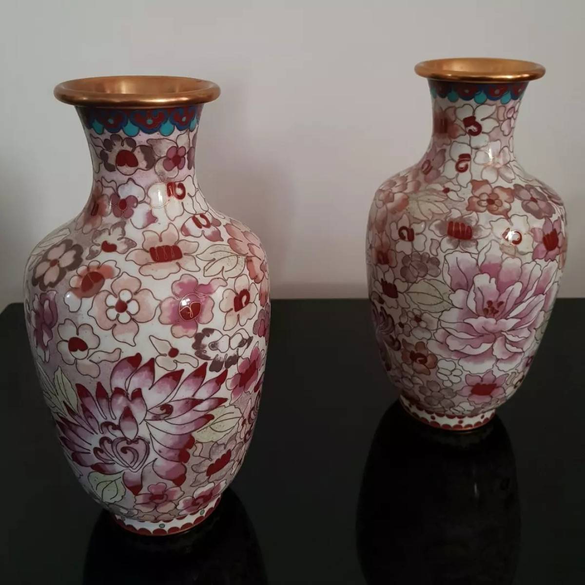 Jolie paire de vases chinois cloisonnés en parfait état