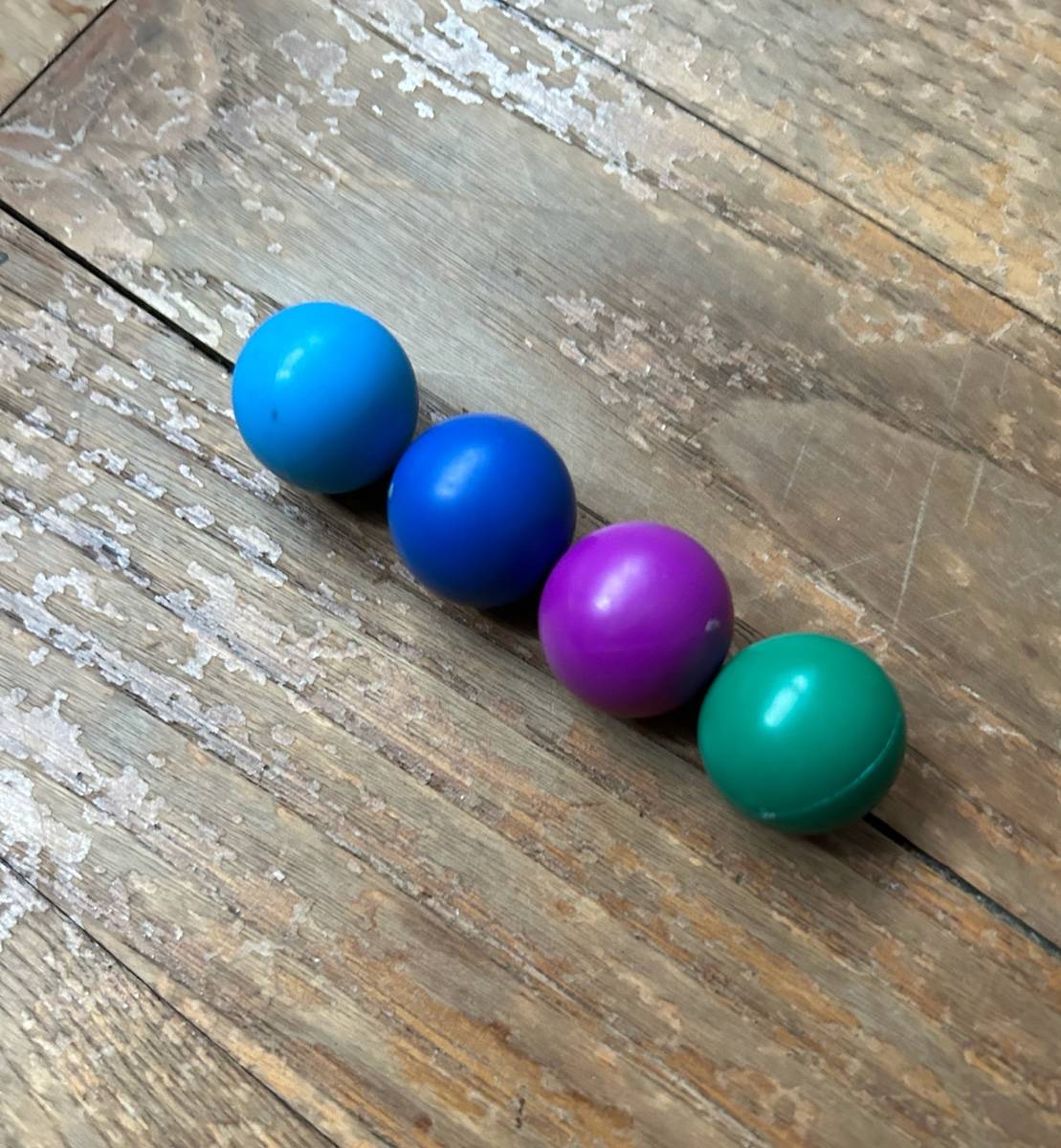 Vends 4 jolies billes/boules de couleur légères