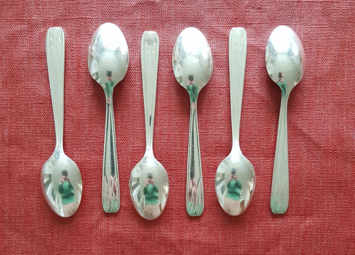 Vends 6 jolies petites cuillères en métal argenté Art Déco en très bon état
