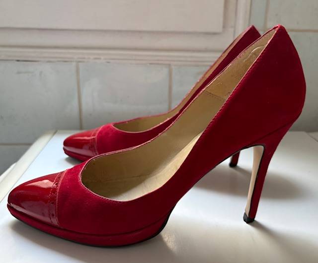 Vends jolis escarpins en cuir velours rouge, bout vernis - Pointure 40