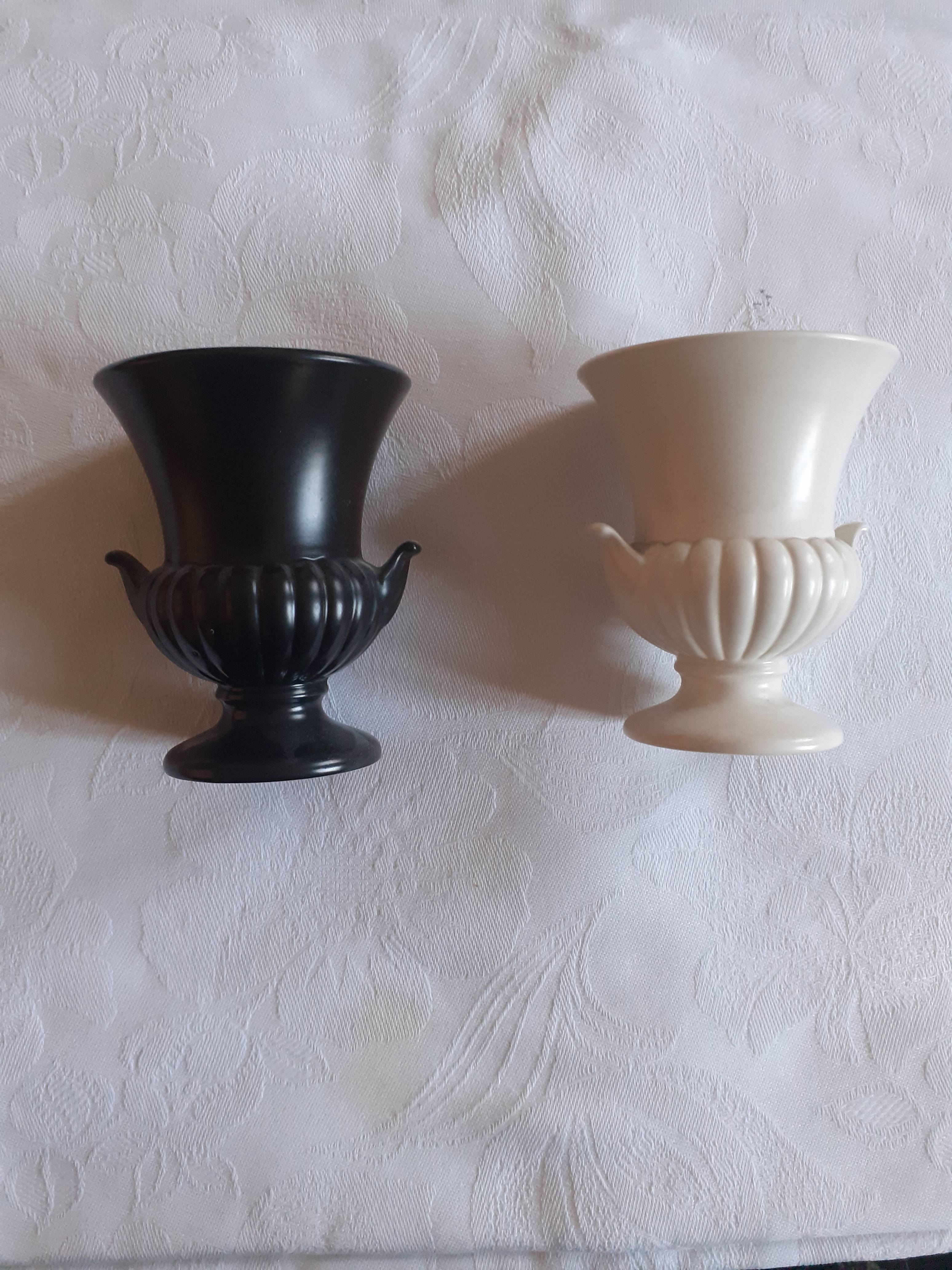 2 très jolis petits vases "Médicis" en Wedgwood vintage
