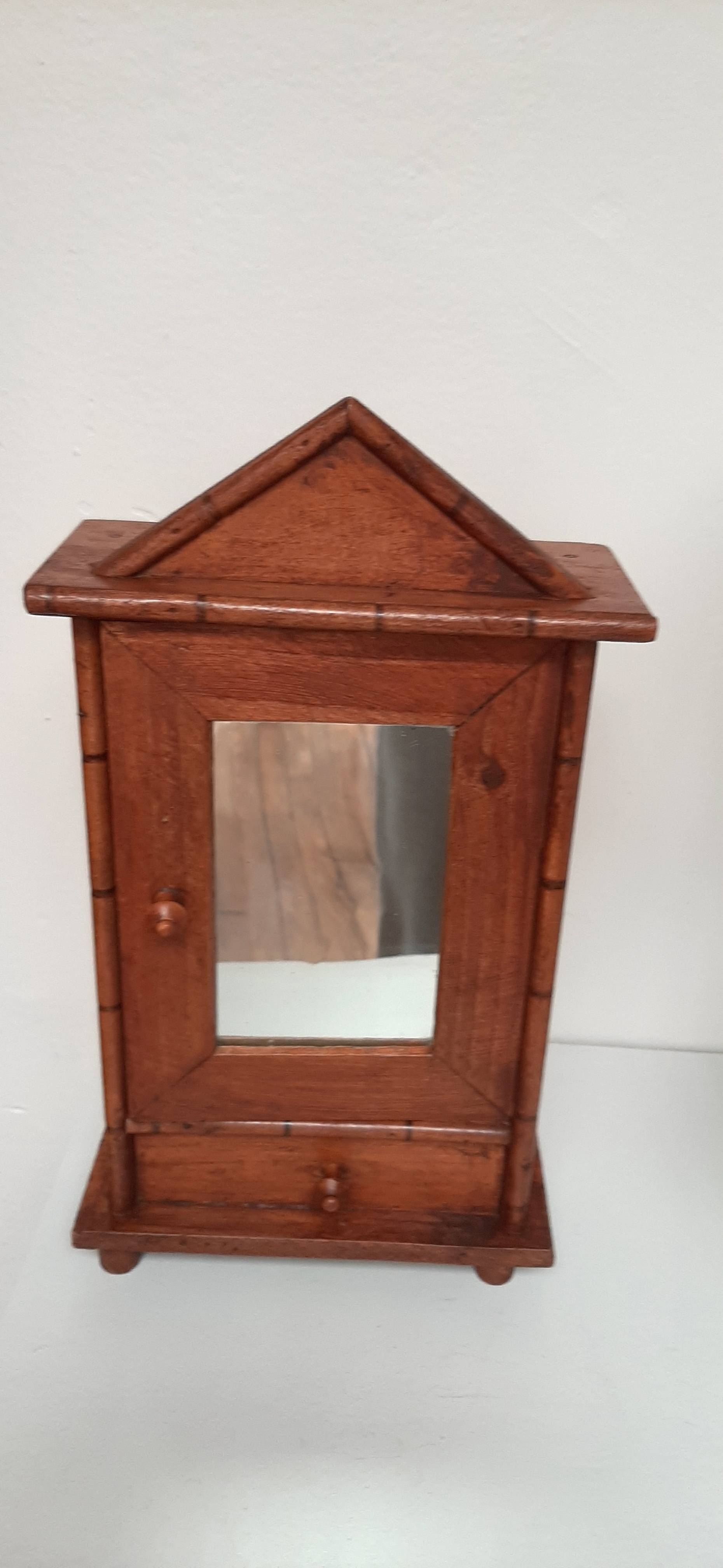 Jouet ancien : 23- Armoire poupée à 3 pans et miroir central - Collection