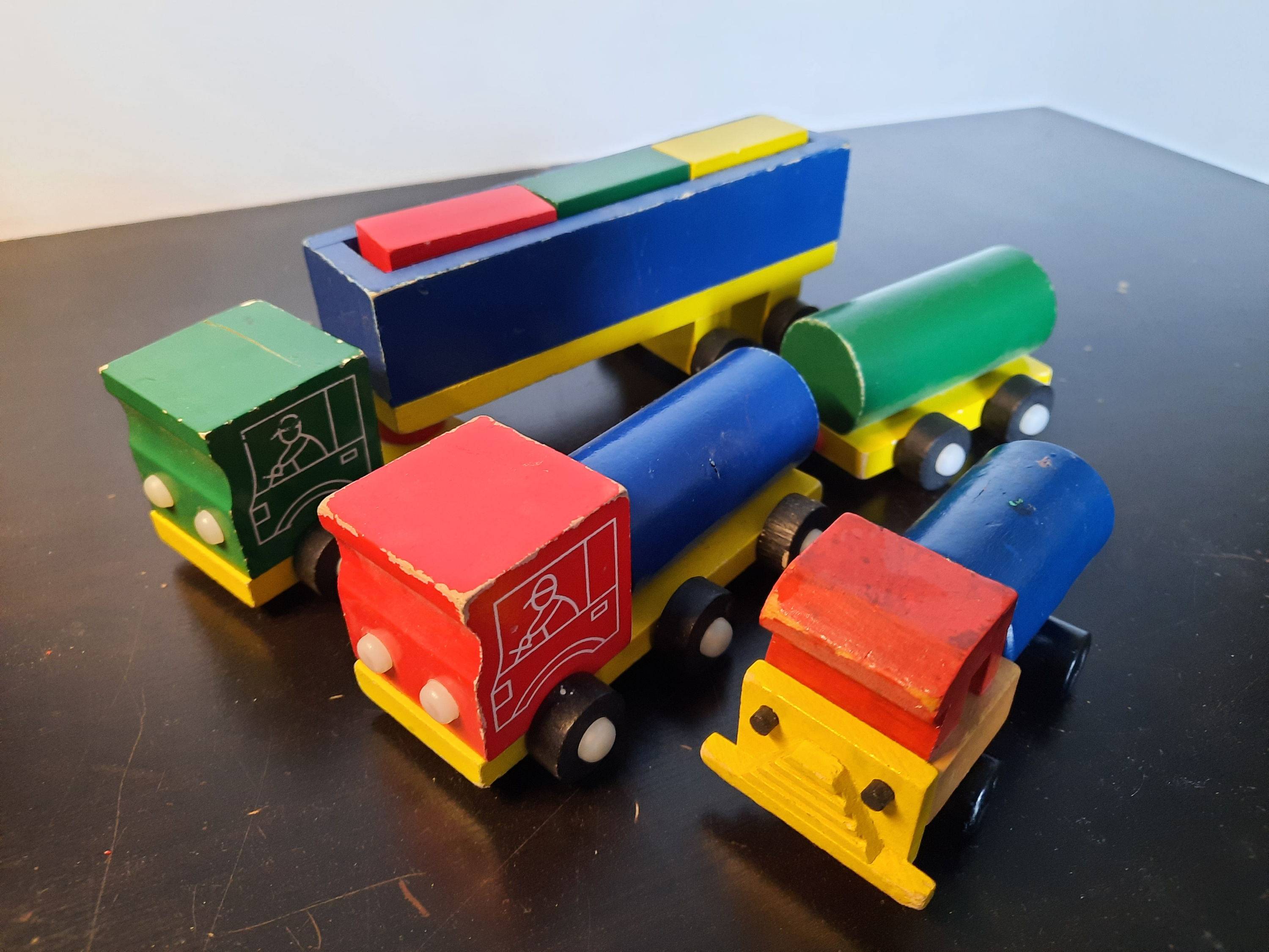 Jouet en bois camions colorés