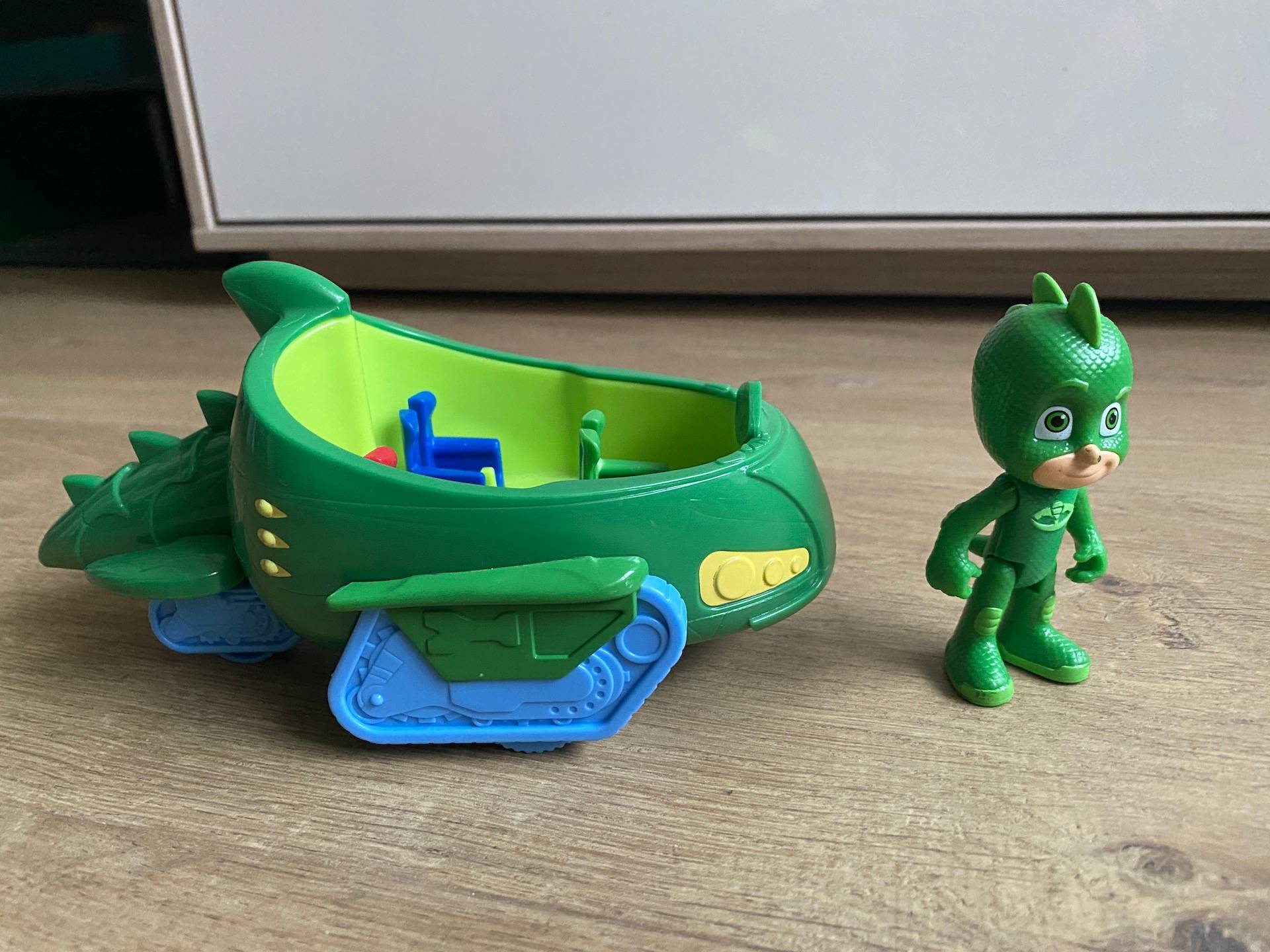 Vends jouet Pyjamasques Gluglu et son véhicule