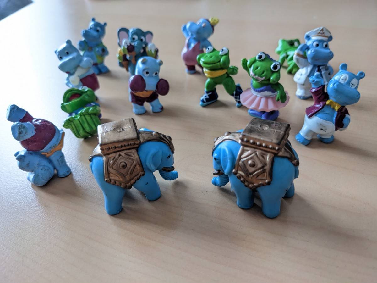 Jouets : petits personnages : 
-7 hippopotames bleus,
4 grenouilles vertes, 3 éléphants bleus