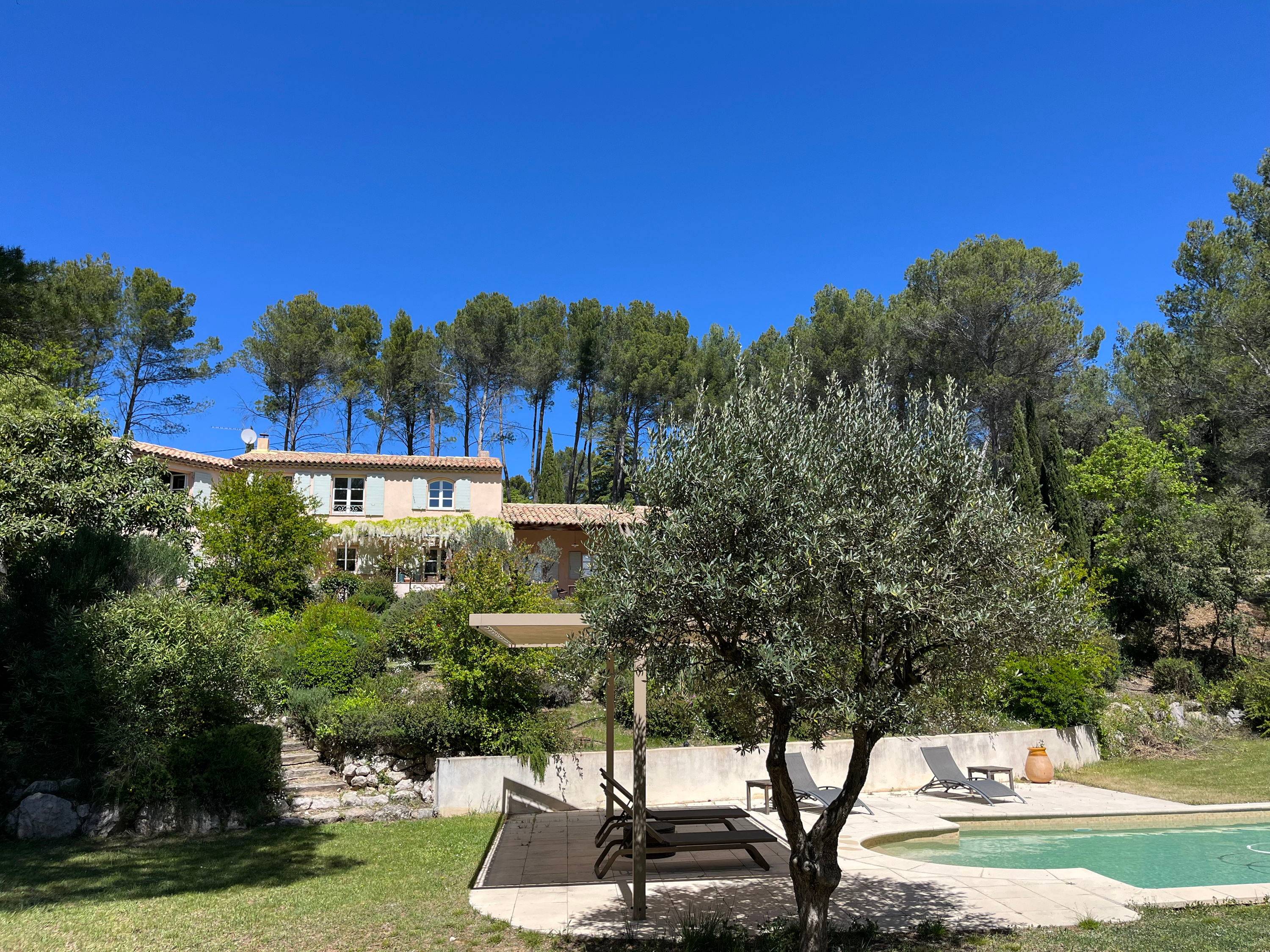 Loue juillet 2026 grande villa à Rousset 15mn Aix (13) en Provence 4 chambres, 8 couchages, piscine sécurisée
