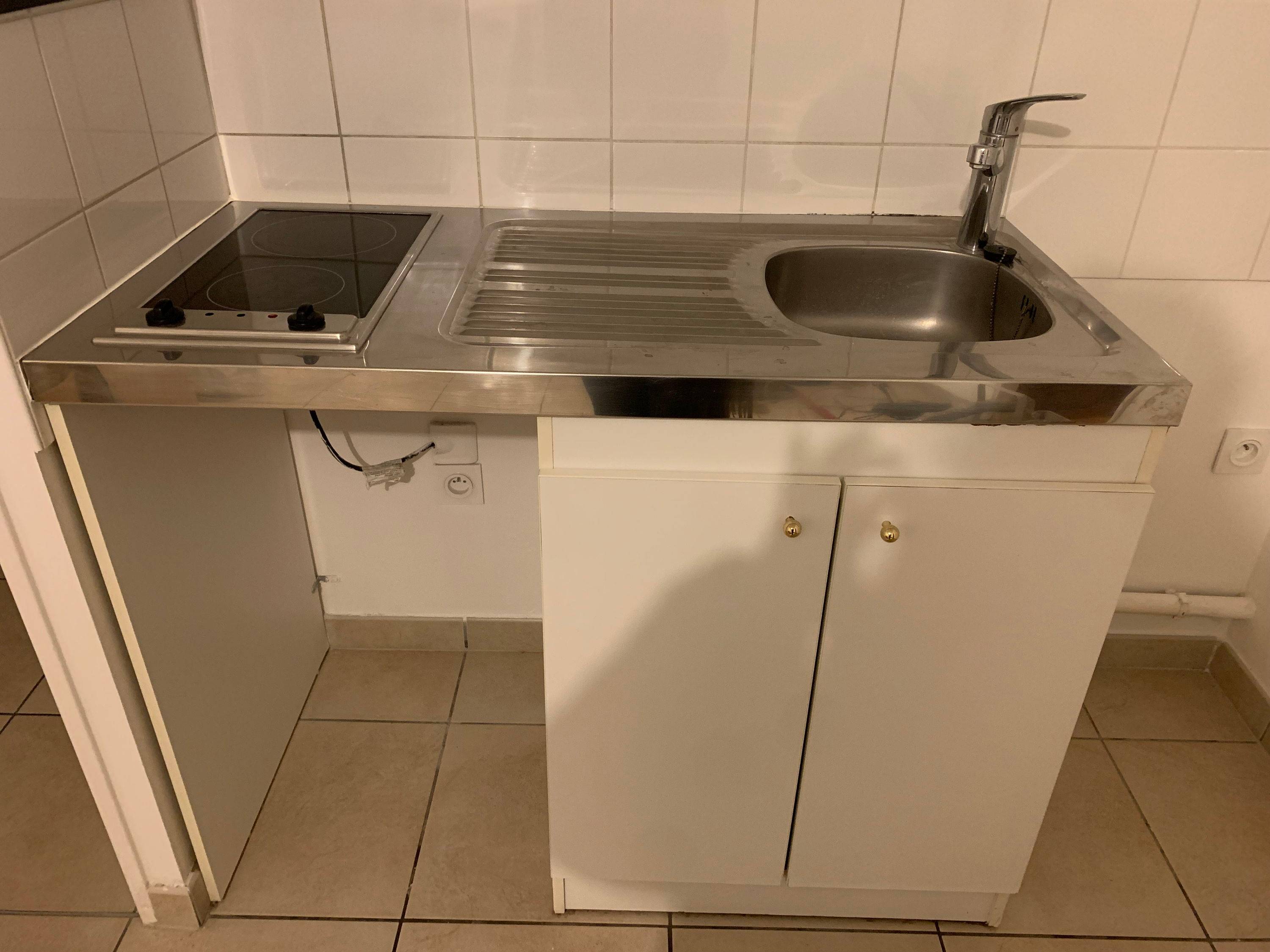 Bloc kitchenette évier inox, plaque induction, meubles bas et haut on ...