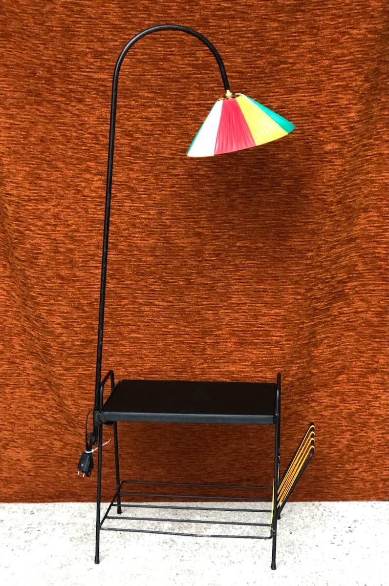 LAMPADAIRE VINTAGE 1950-1960 METAL NOIR, TABLETTE ET PORTE-REVUES