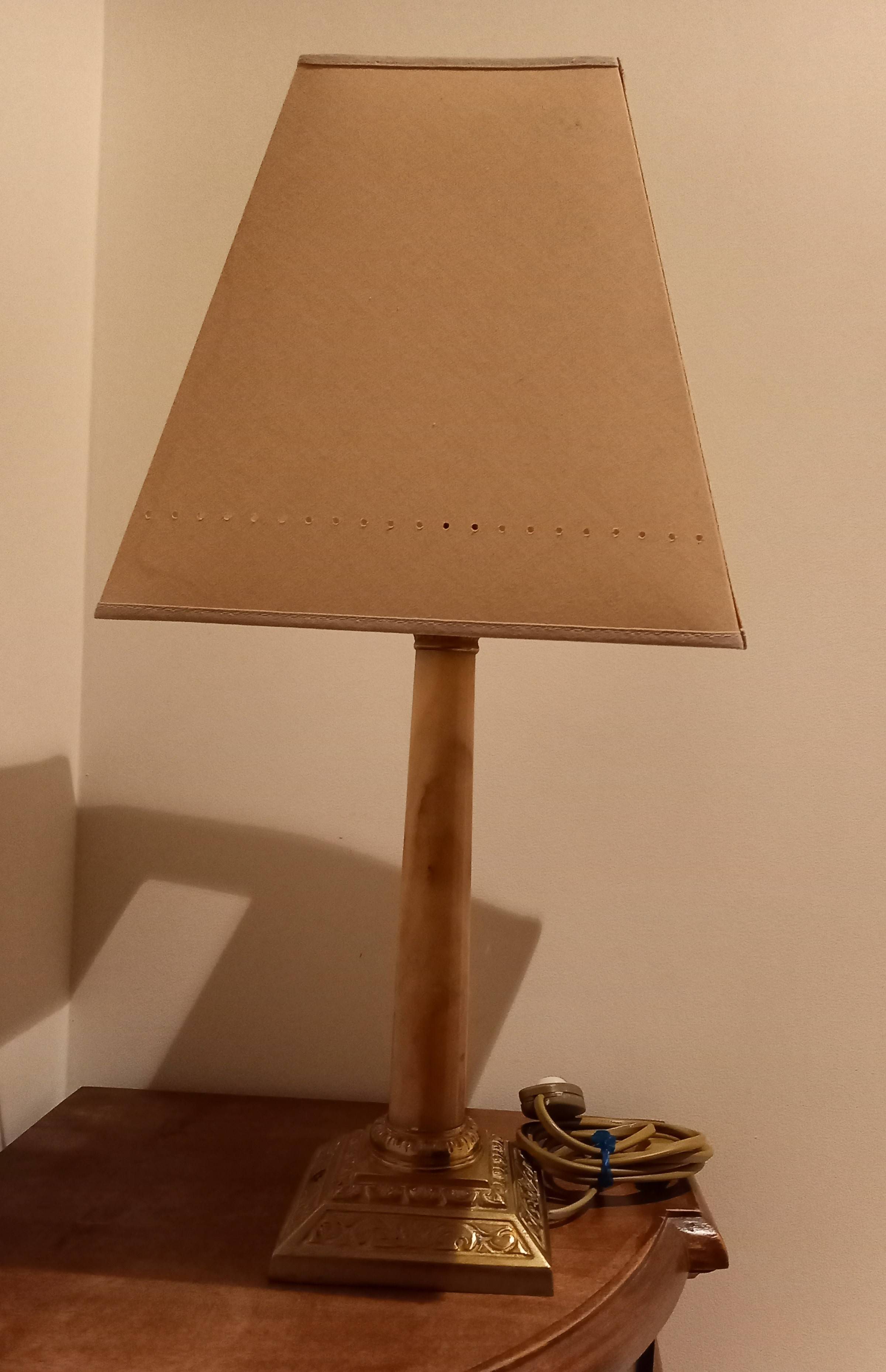 Lampe ancienne en marbre en forme de colonne sur socle de métal doré