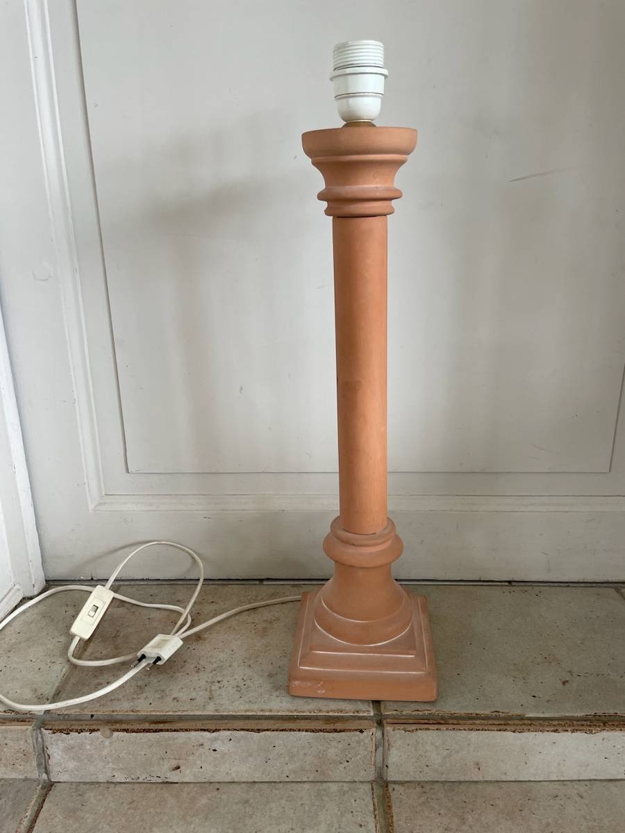 Pied de lampe en terre cuite sur Gens de Confiance