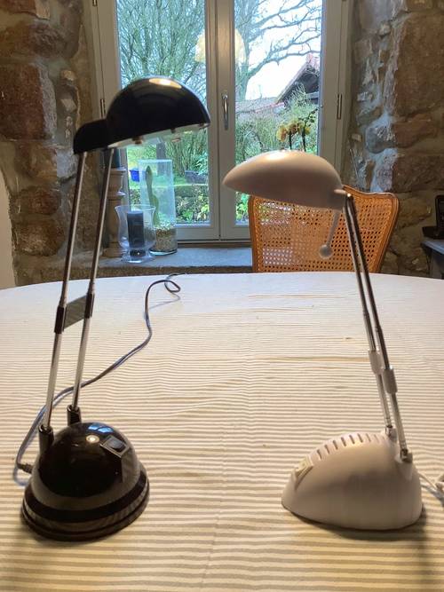 Une ou deux lampes de bureau telescopiques
