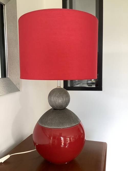 2 lampes à poser rouges et grises
