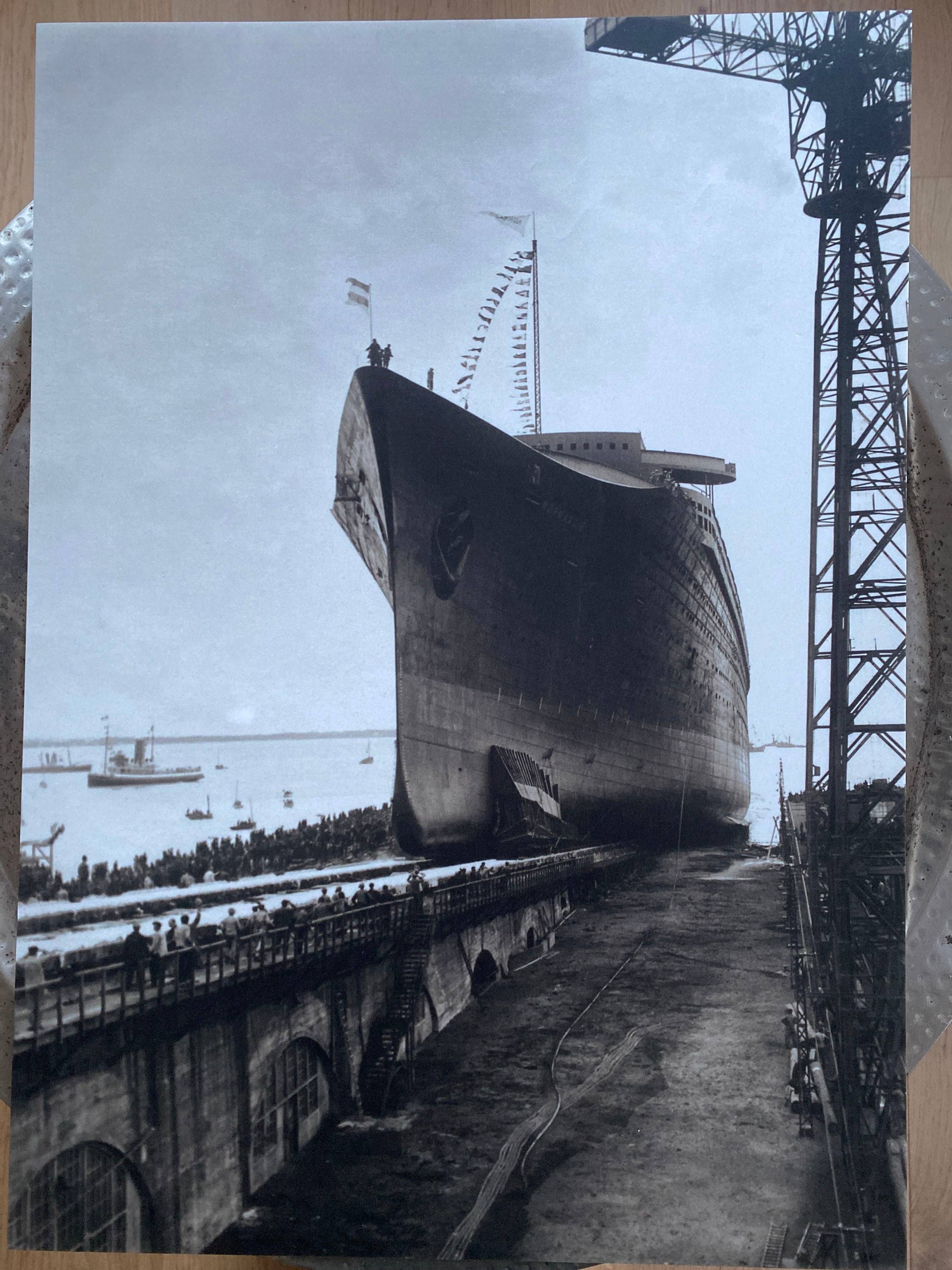 Vends tirage d’art : lancement du paquebot Normandie, œuvre unique, sur dibond H 70 x L 50 (vertical)