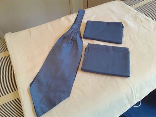Une lavallière bleue 100% soie + 2 coupons (coton) assortis