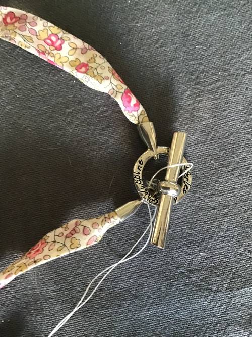 Tour de cou lien liberty fleur transparente « les perles de philippine «