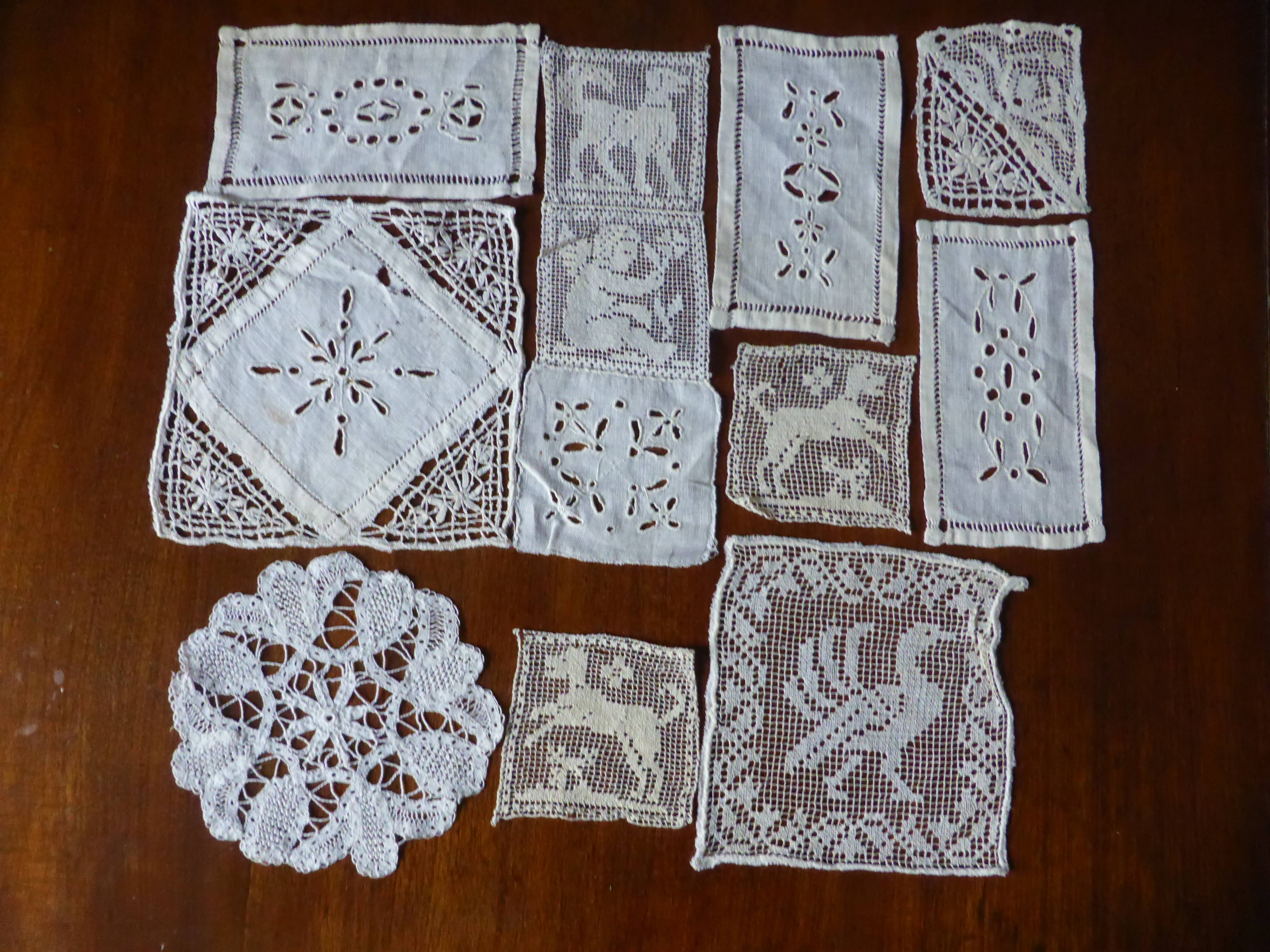 Lot de linge de table vintage brodé avec dentelles