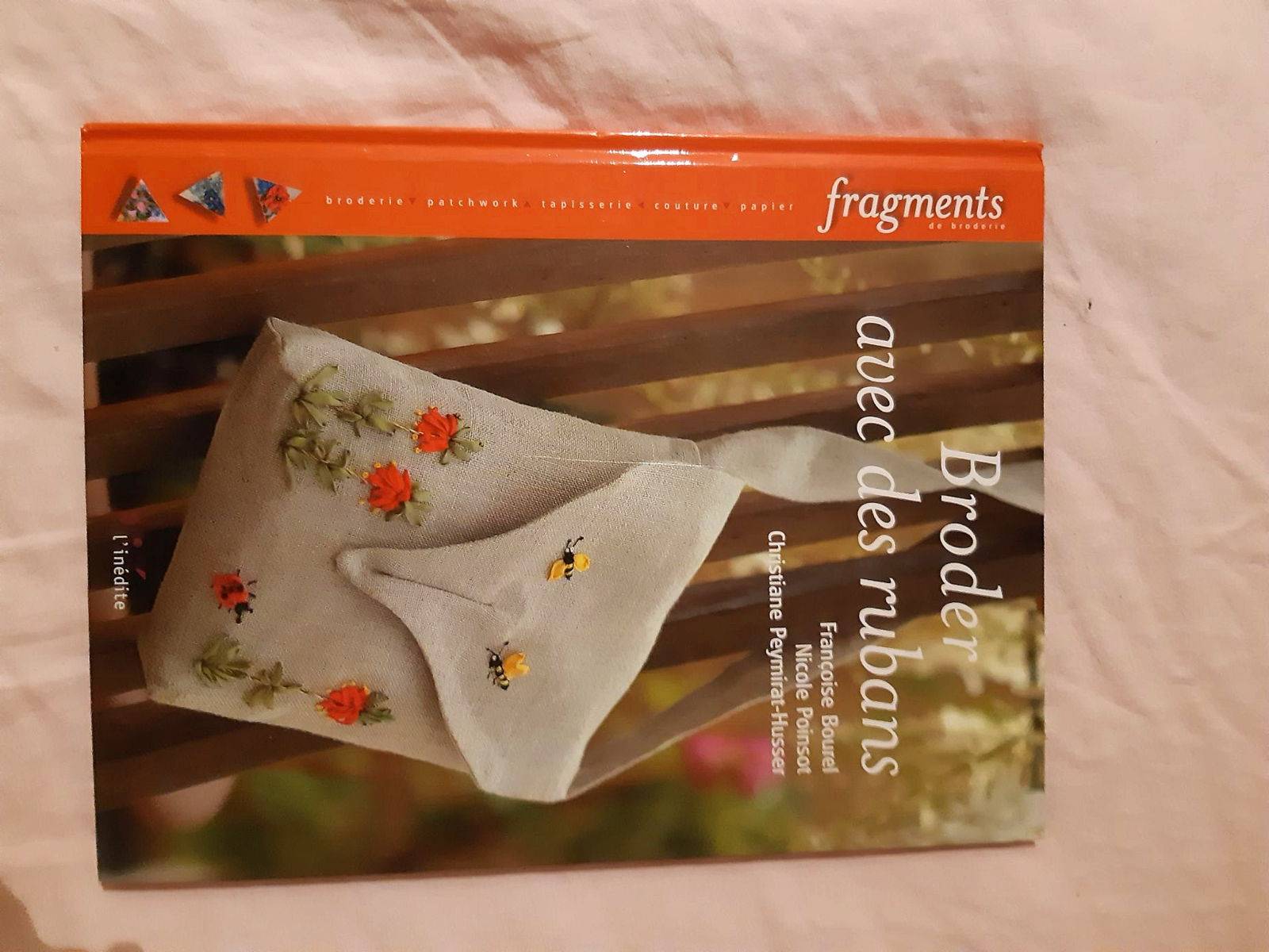 Livre sur la broderie au ruban sur Gens de Confiance