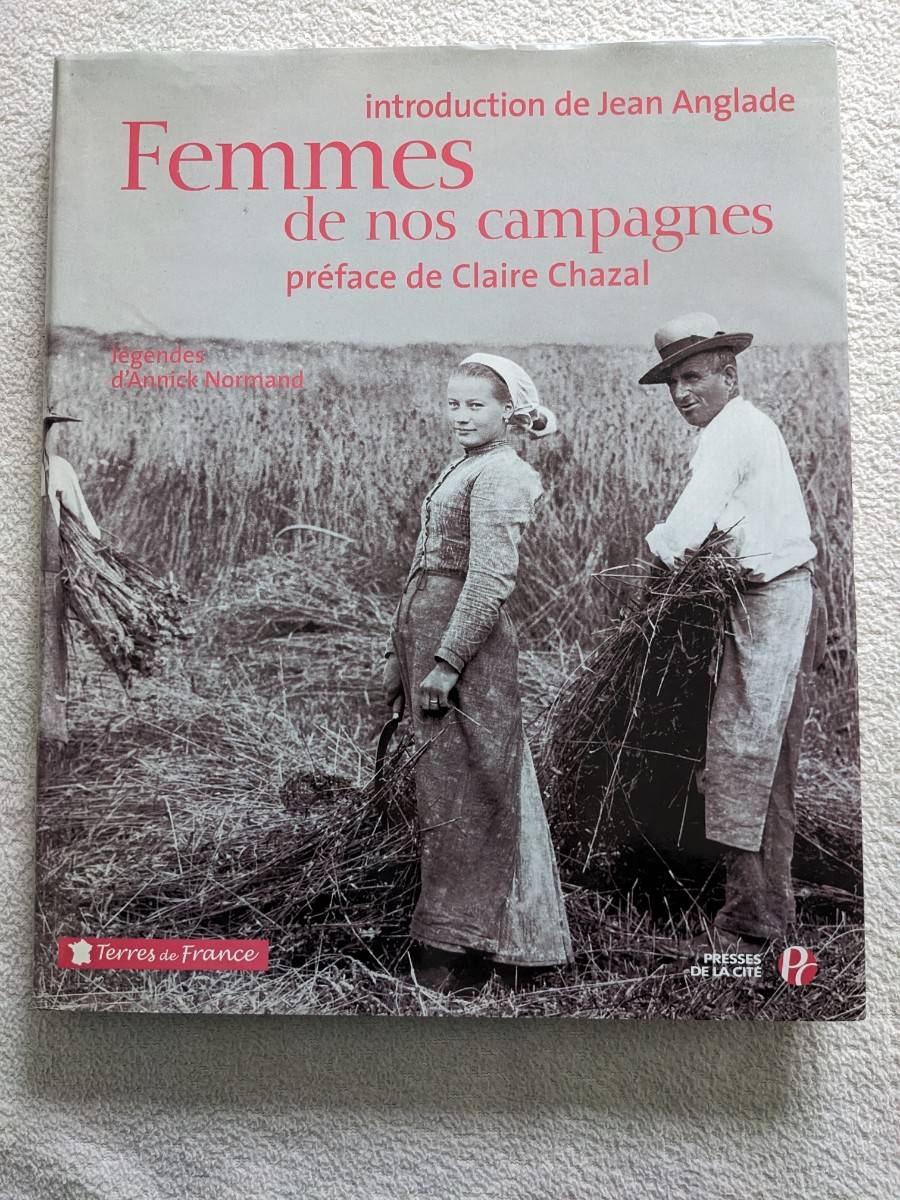 Livre Femmes de nos campagnes.
Légendes d’Annick Normand
Préface de Claire Chazal
Introduction de Jean Anglad