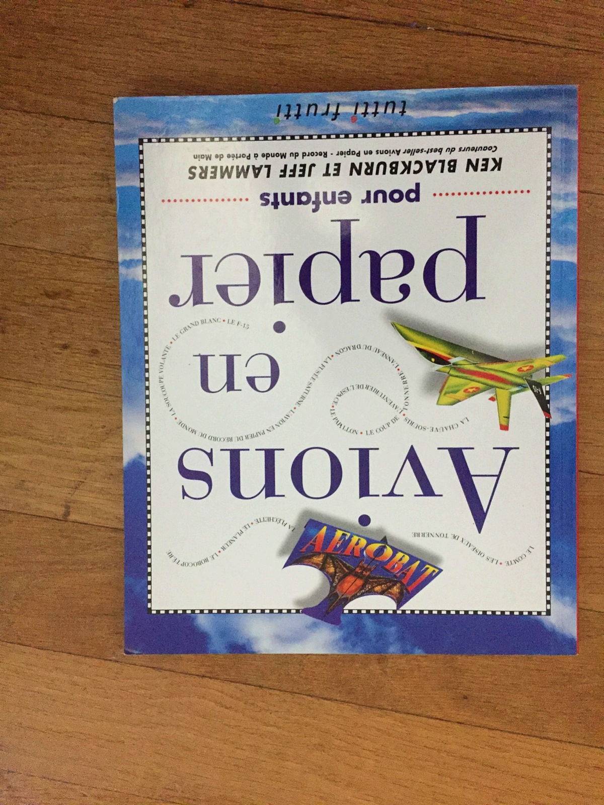 Livre neuf origamis avions