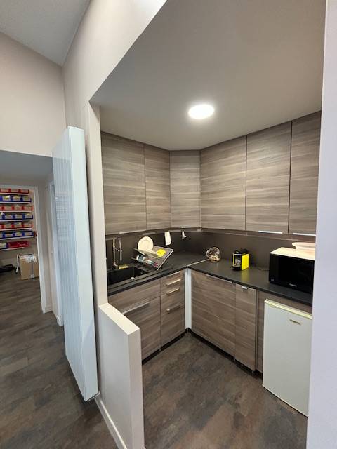 Vends local commercial 68m² avec 2 bureaux, un atelier et un box