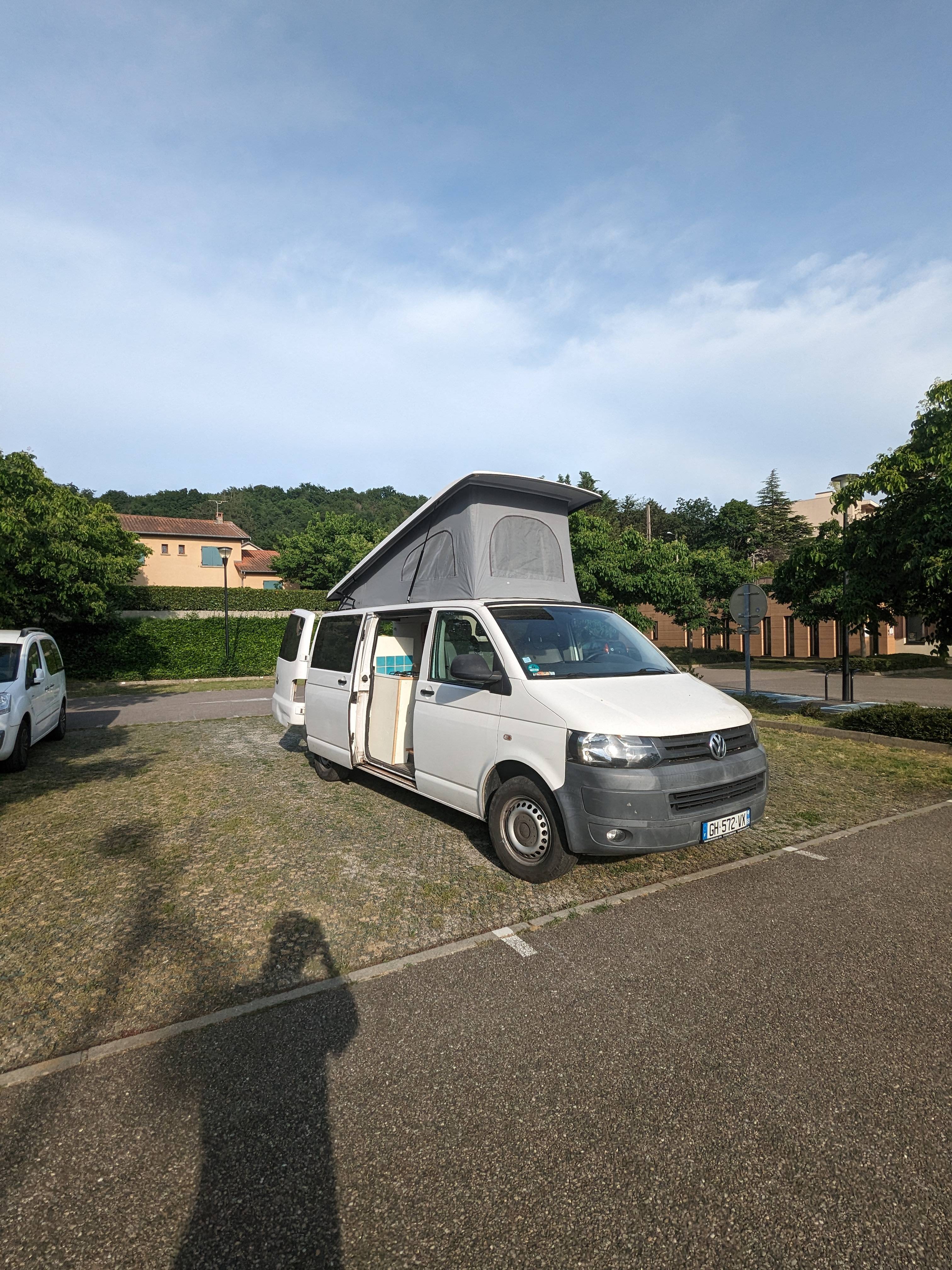 LYON Location van T5 aménagé toit relevable sur Gens de Confiance