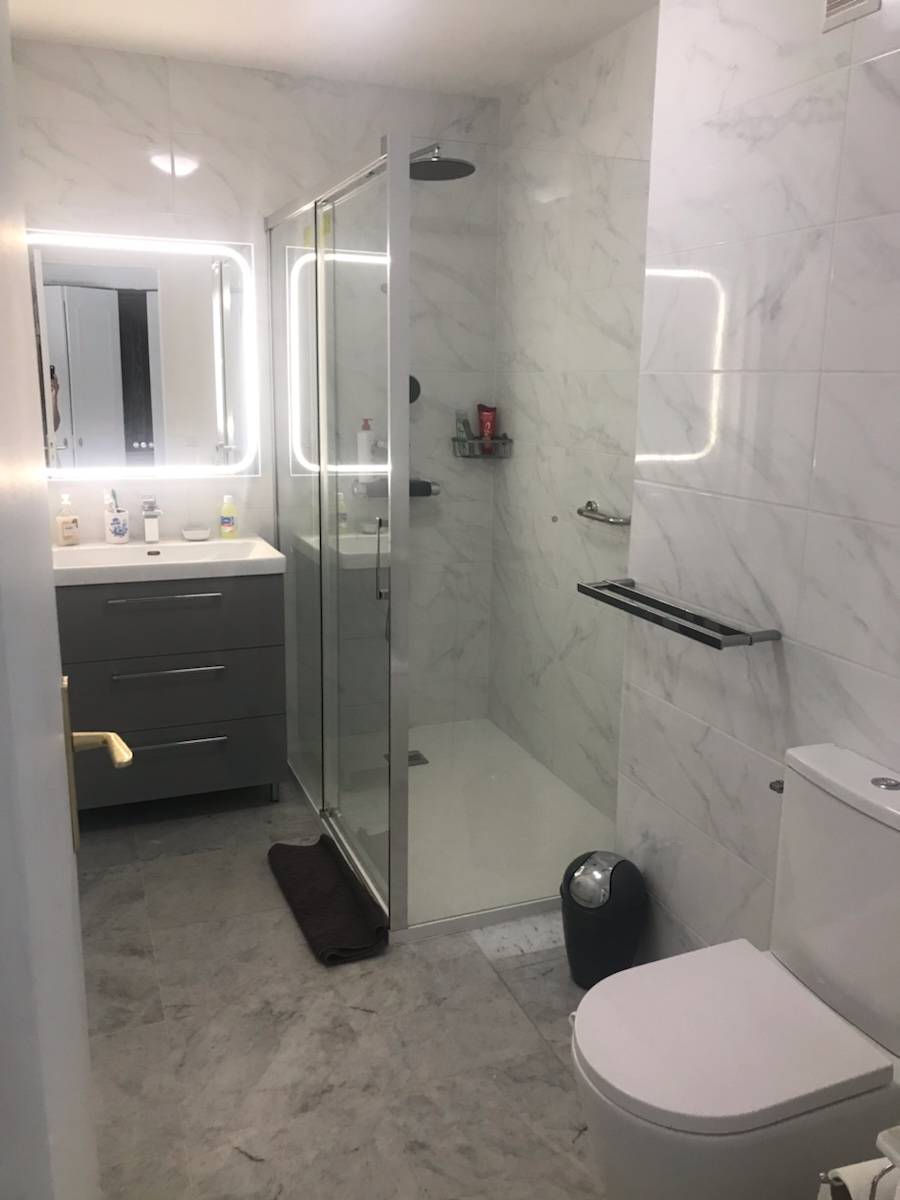 Loue appartement 35m² Antibes de septembre 2026 à mai 2027 immeuble sur la mer avec piscine privée