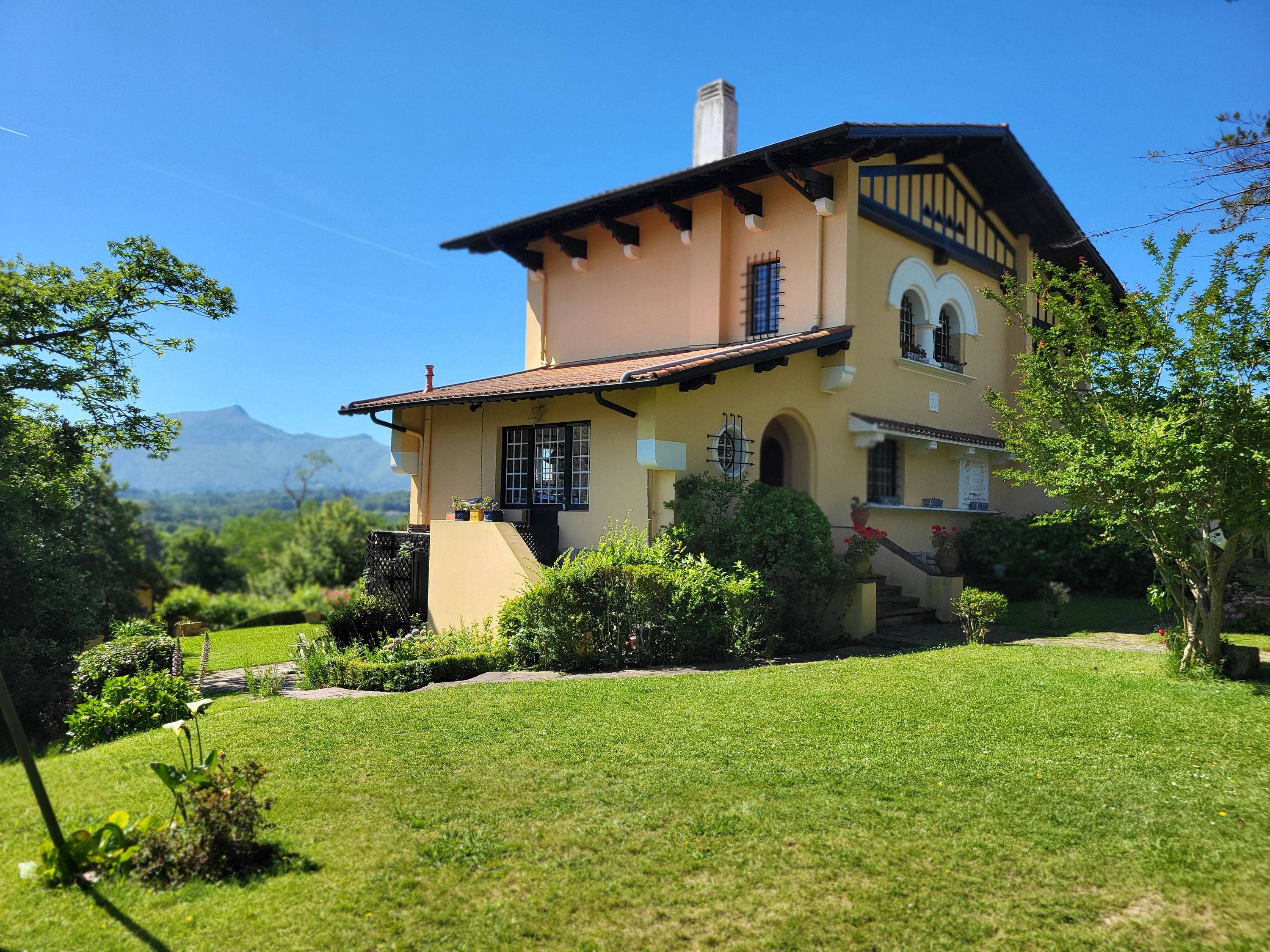 Loue rez-de-jardin avec panorama sur les Pyrénées - 3 chambres, 6 couchages, plage à pieds