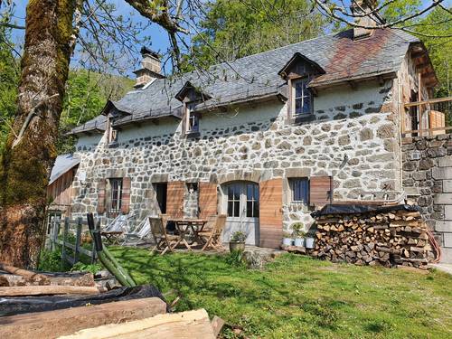 Loue gîte de caractère volcan du Cantal - 8 couchages