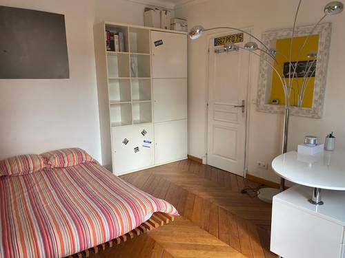 Loue chambre chez l’habitant avec vue sur la place du marché - La Varenne St Hilaire (94210)