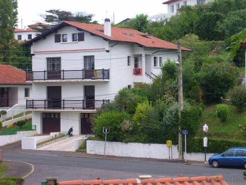 Saint-Jean de Luz (64) - Loue appartement duplex dans villa, 10 couchages