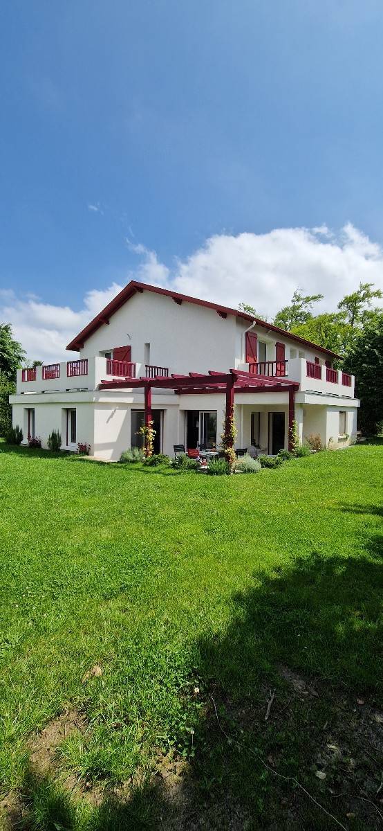 Loue maison basque de charme à Bayonne centre - 8 couchages, jardin, parking, piscine hors sol - 3 SDB