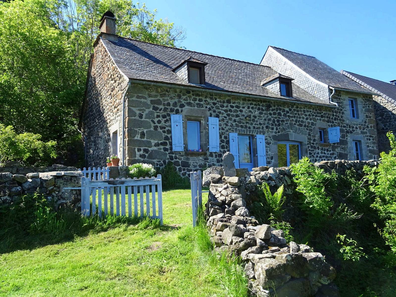 Loue maison de famille en moyenne montagne, Cantal - 3 chambres, 8 couchages - Murat (15)