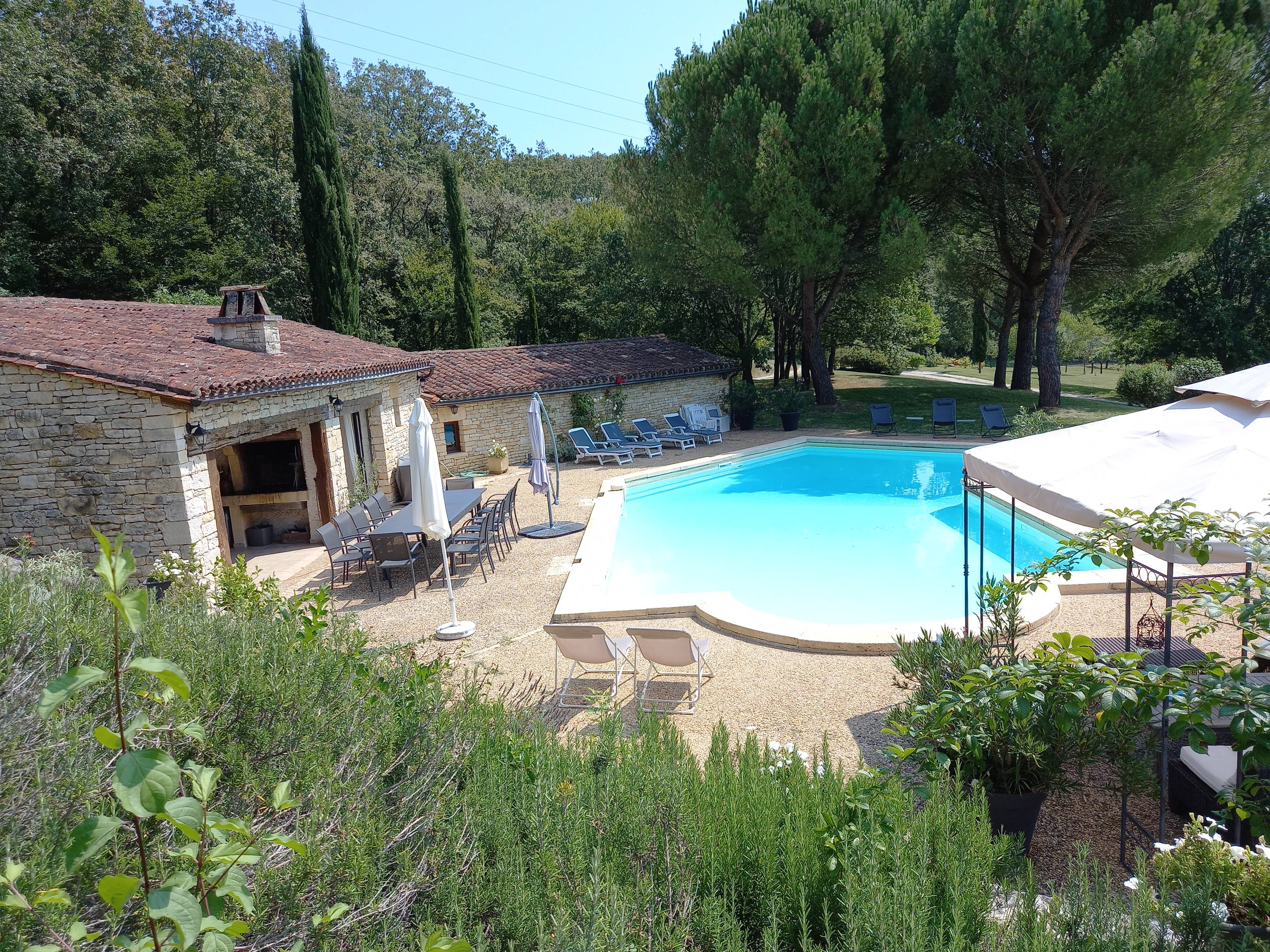 Loue maison dans le Périgord avec tennis et piscine privée - 6 chambres, 12 couchages - Gourdon (46)