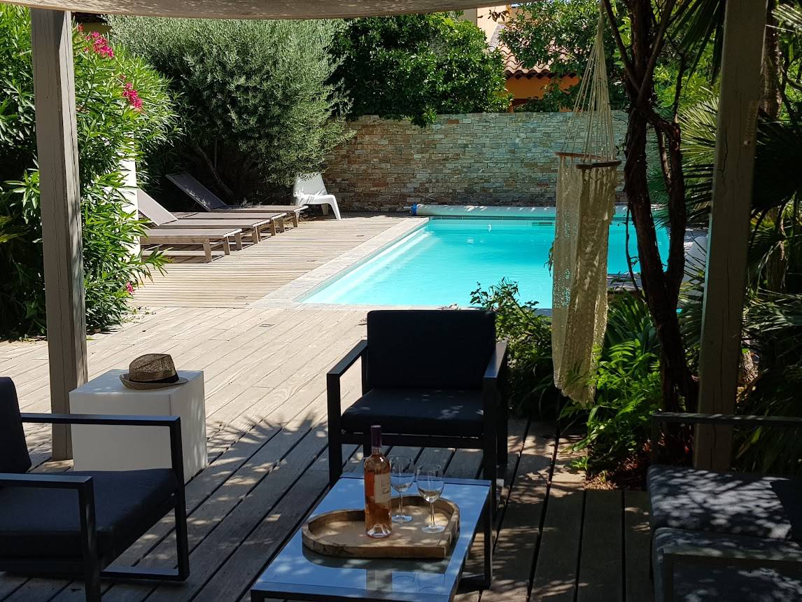 Loue villa à La Londe-les-Maures, 100m plage, 20m port, piscine chauffée, clim, 3 chambres - 8 couchages