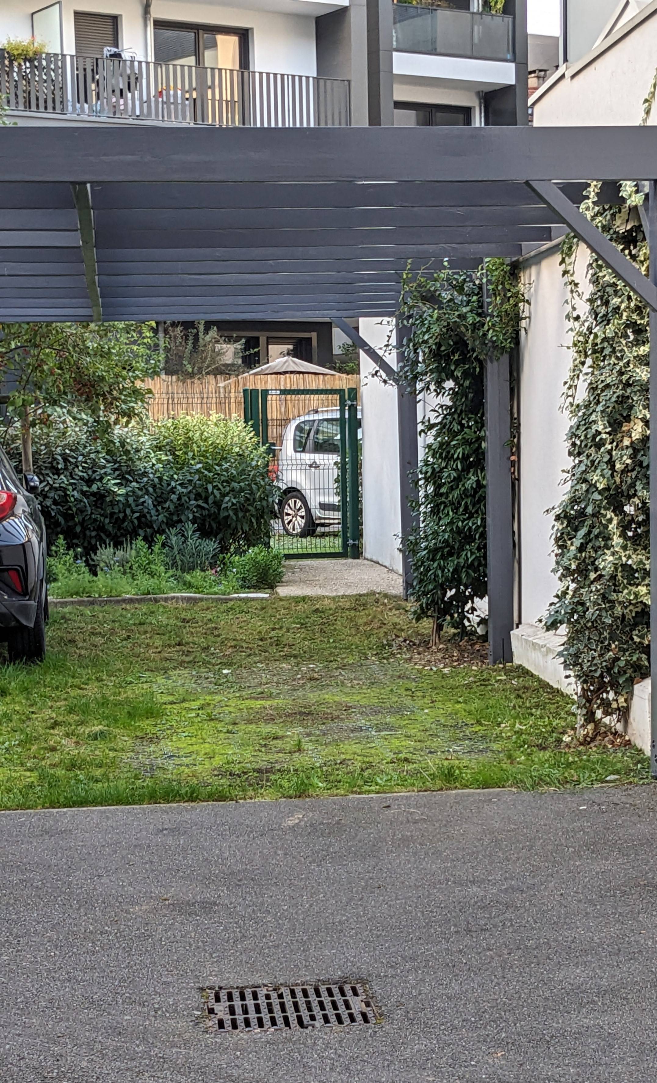 Loue parking intérieur dans petite résidence calme et sécurisée à Issy-les-Moulineaux - 20m²