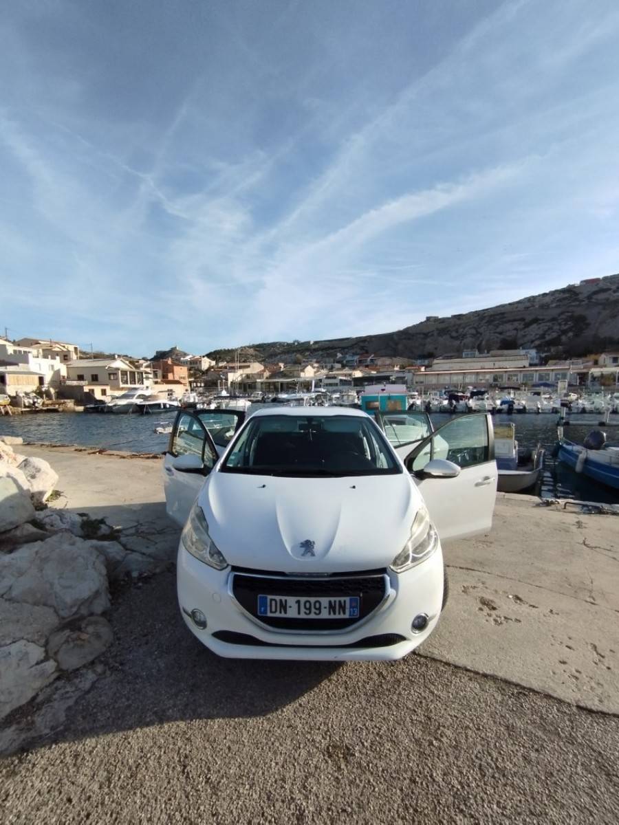 Location Peugeot 208 // 5places - 2015, 182000km