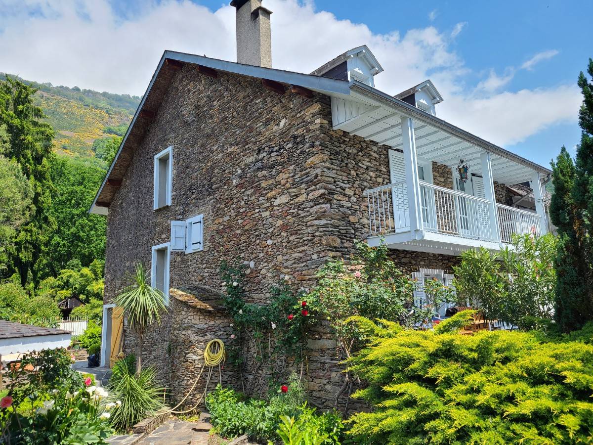 Loue grande maison familiale avec jardin au cœur des Pyrénées "Les Abeilles" - 8 couchages, 4 chambres