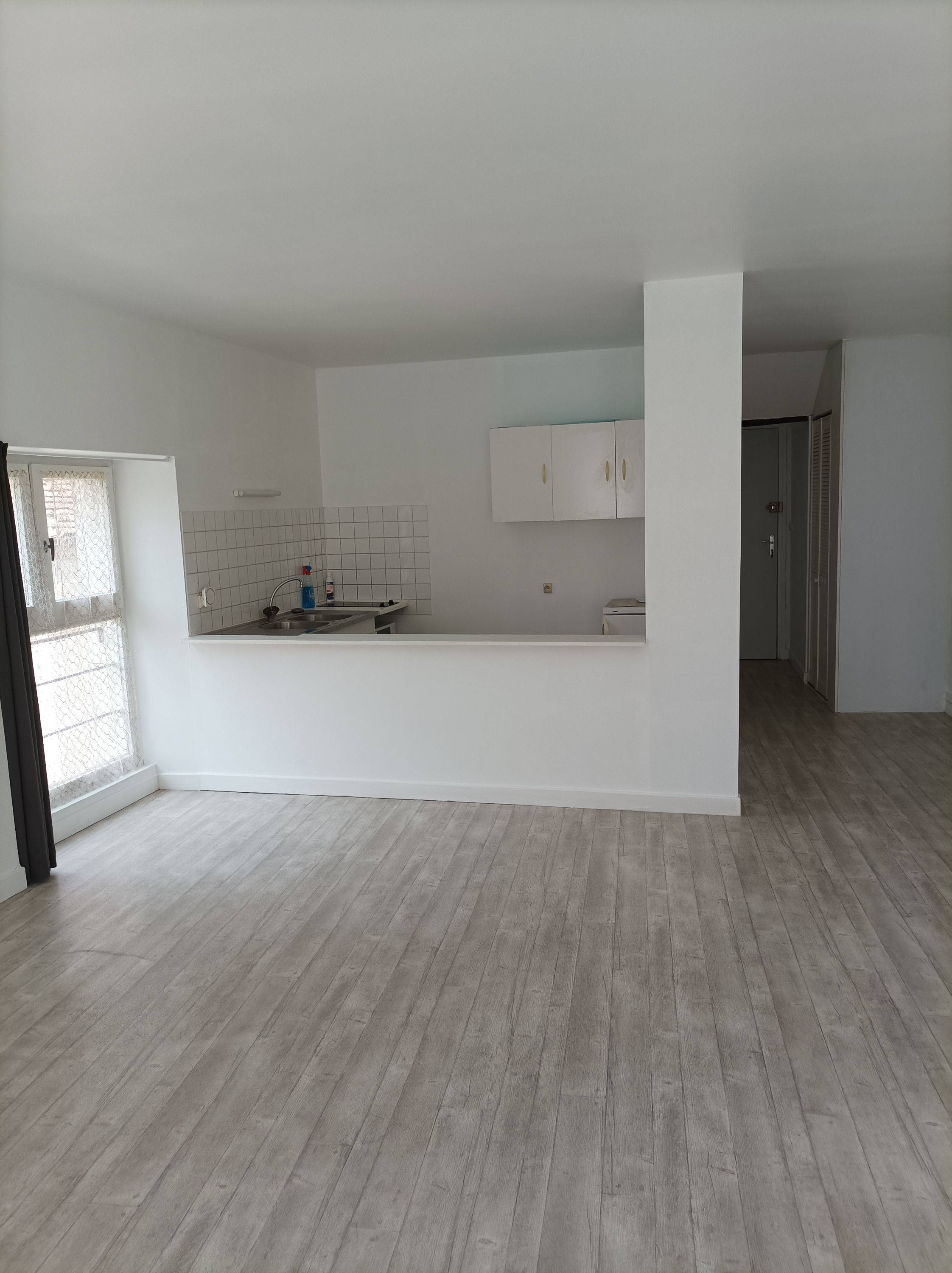 Location studio 40m² Bourges (18)