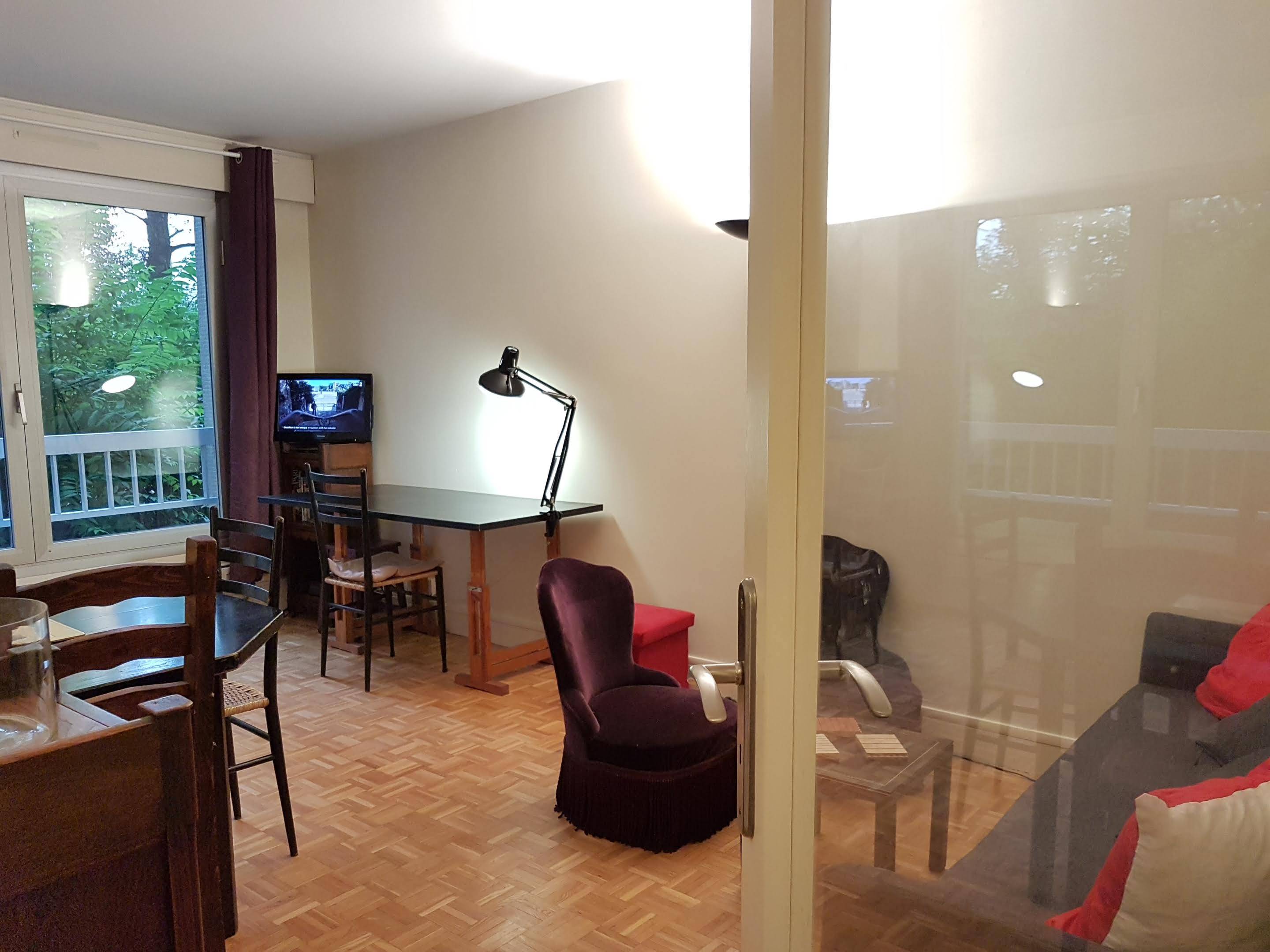 Loue grand studio meublé 35m² Paris 9ème, RDC sur jardin, idéal pour un couple