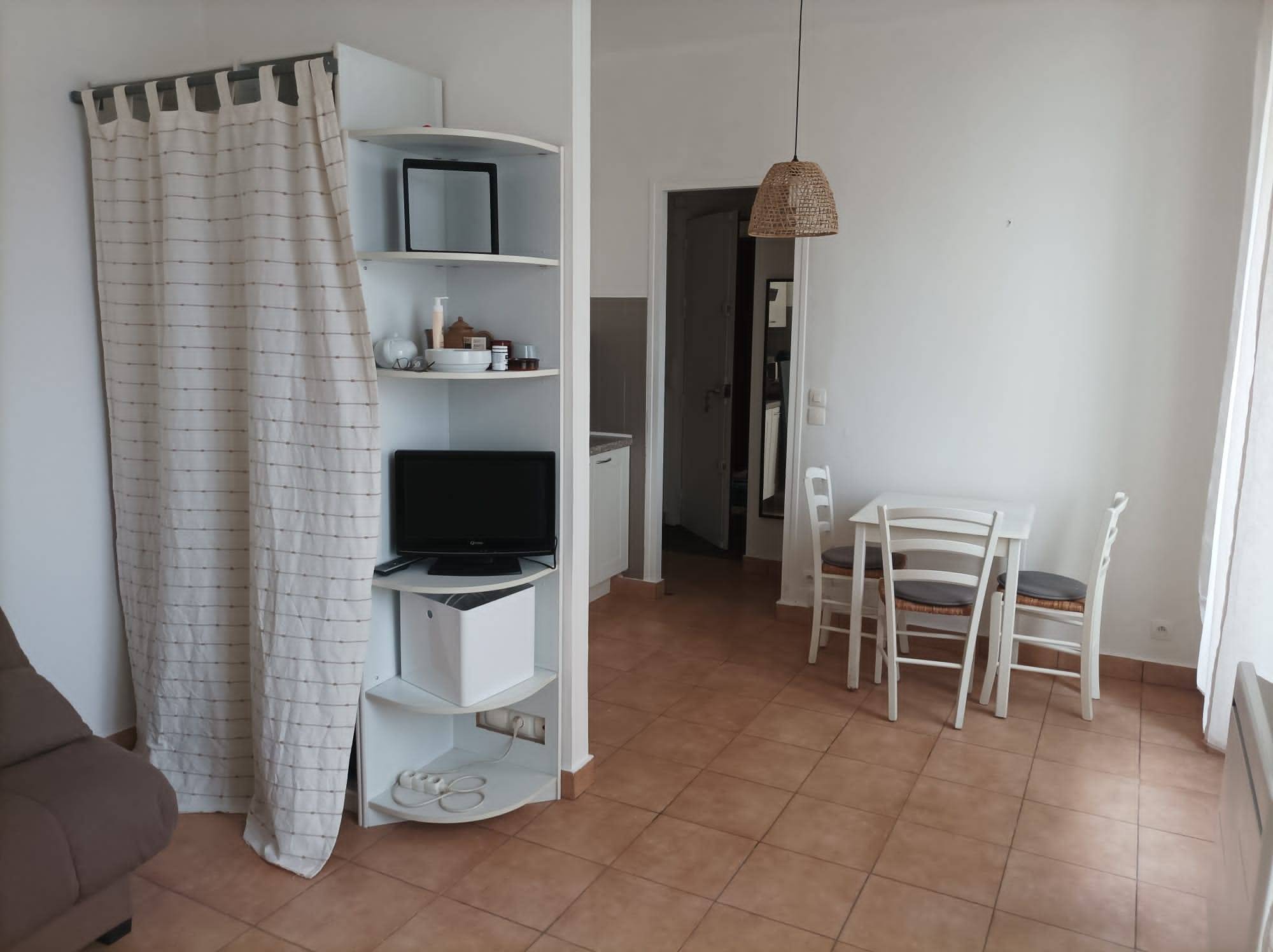 Loue studio meublé en parfait état à Issy-les-Moulineaux (92) 22m² à partir du 1er février 2026