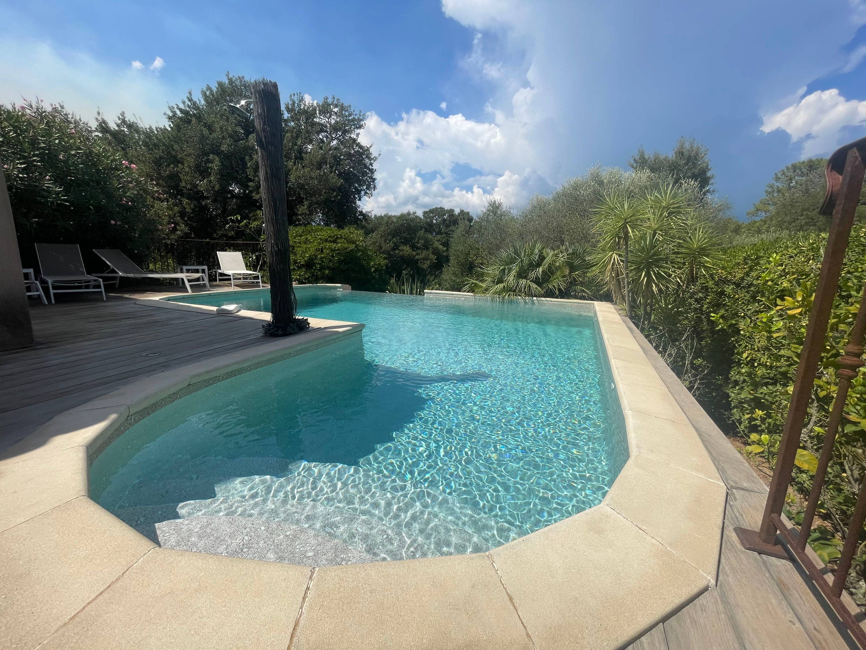 Loue villa climatisée avec piscine route de Palombaggia à Porto-Vecchio - 6 couchages