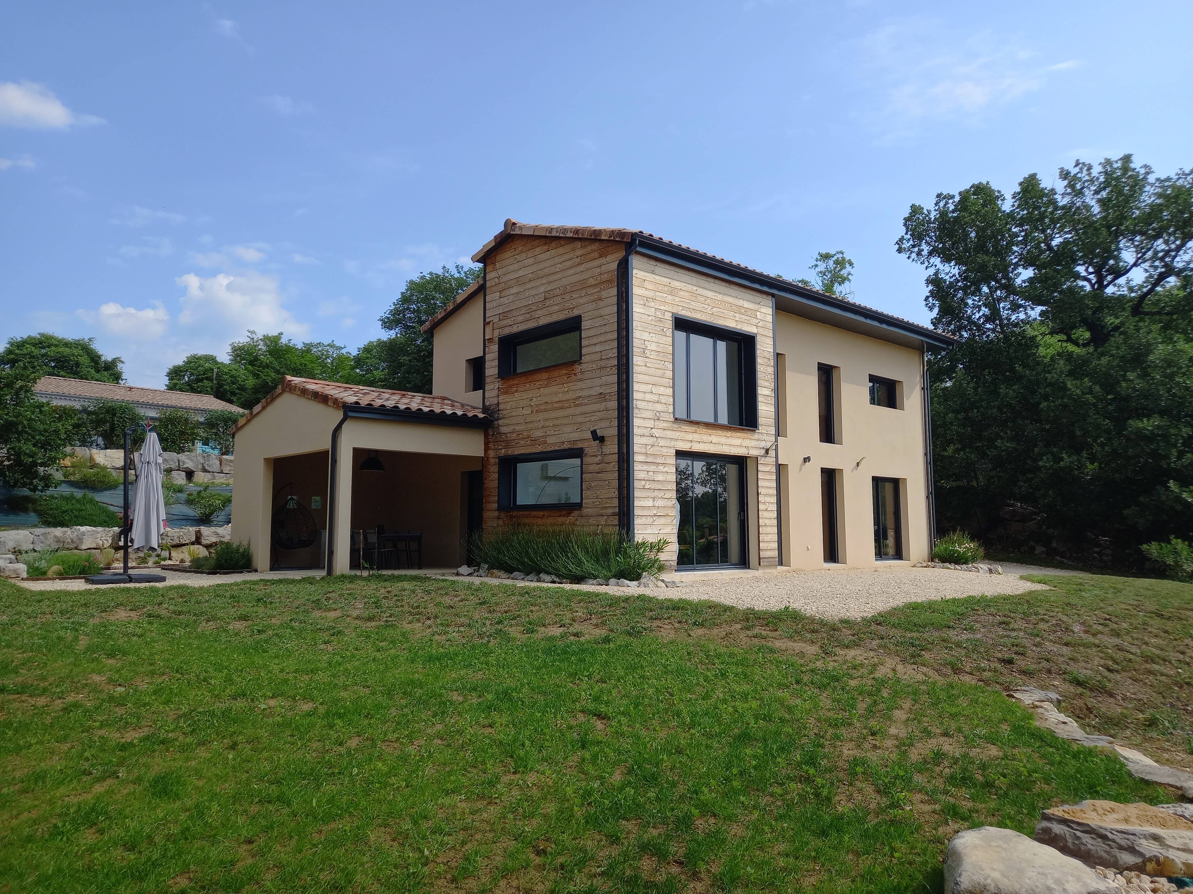Loue villa moderne en Ardèche - 3 chambres, 8 couchages, Saint-Alban-Auriolles (07)