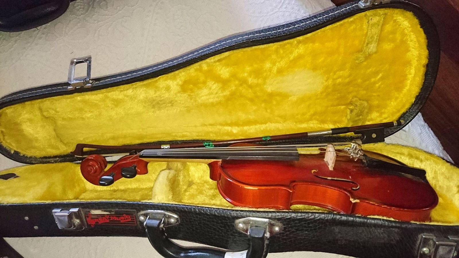 Propose location de violons 1/8,1/2 et 3/4